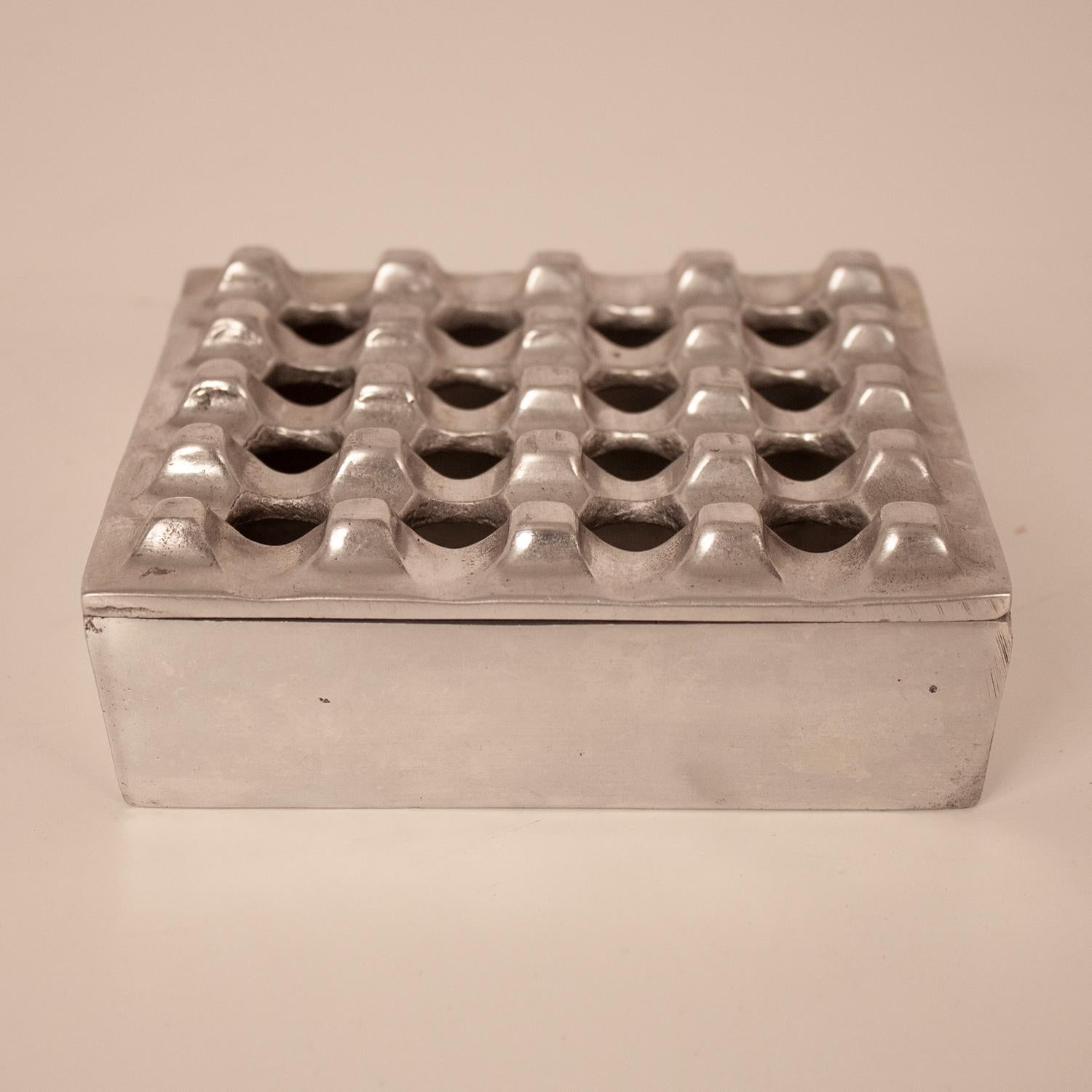 Ashtray in aluminium by Backstrom Holger & Ljungberg Bo, 1970s Sweden.
Ultima ashtray in aluminium designed by Backstrom & Ljungberg, geometric shape.

  