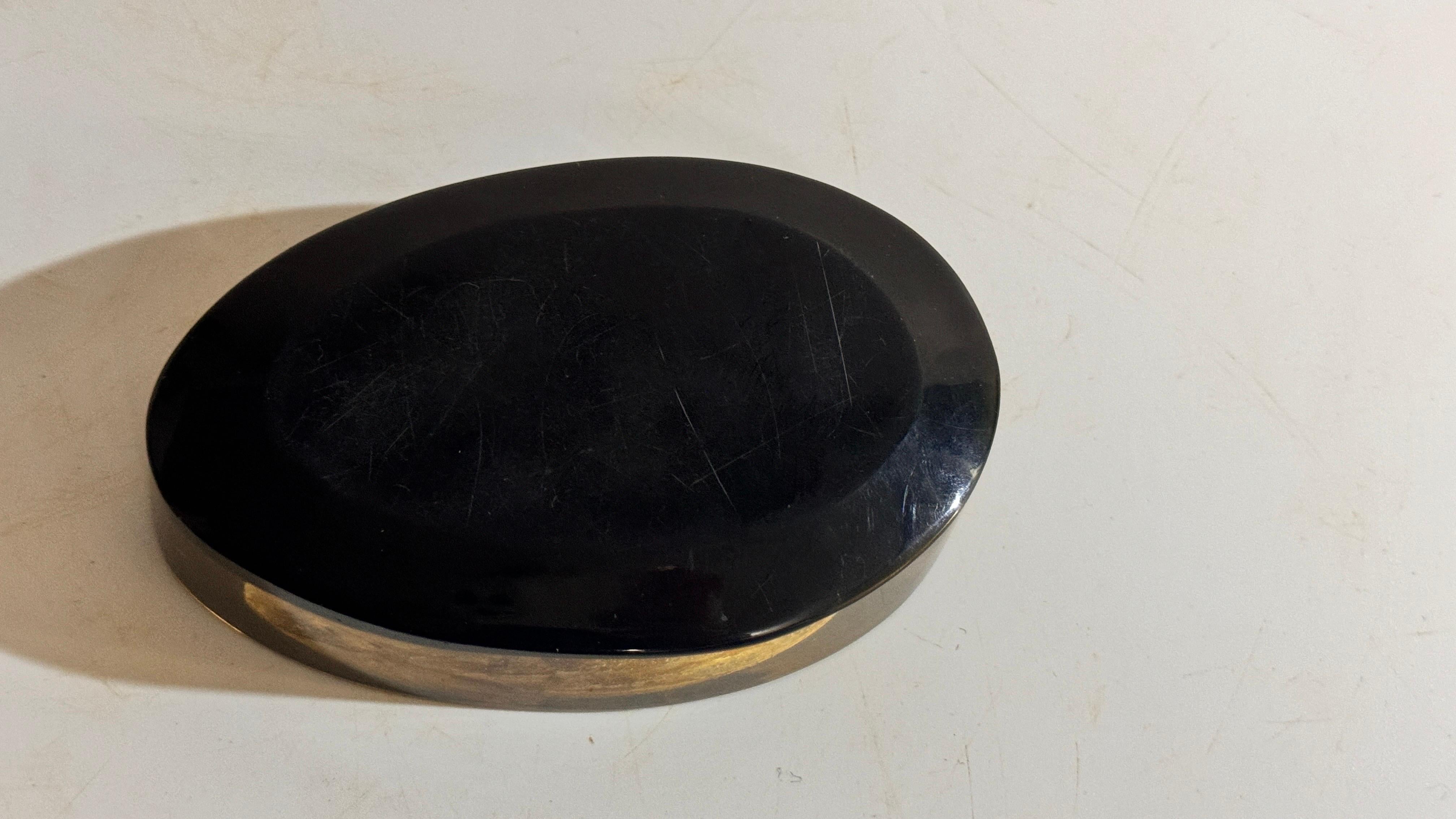Cenicero de Resina Negra con Concha en color natural y negro Francia 1970 Francés en venta