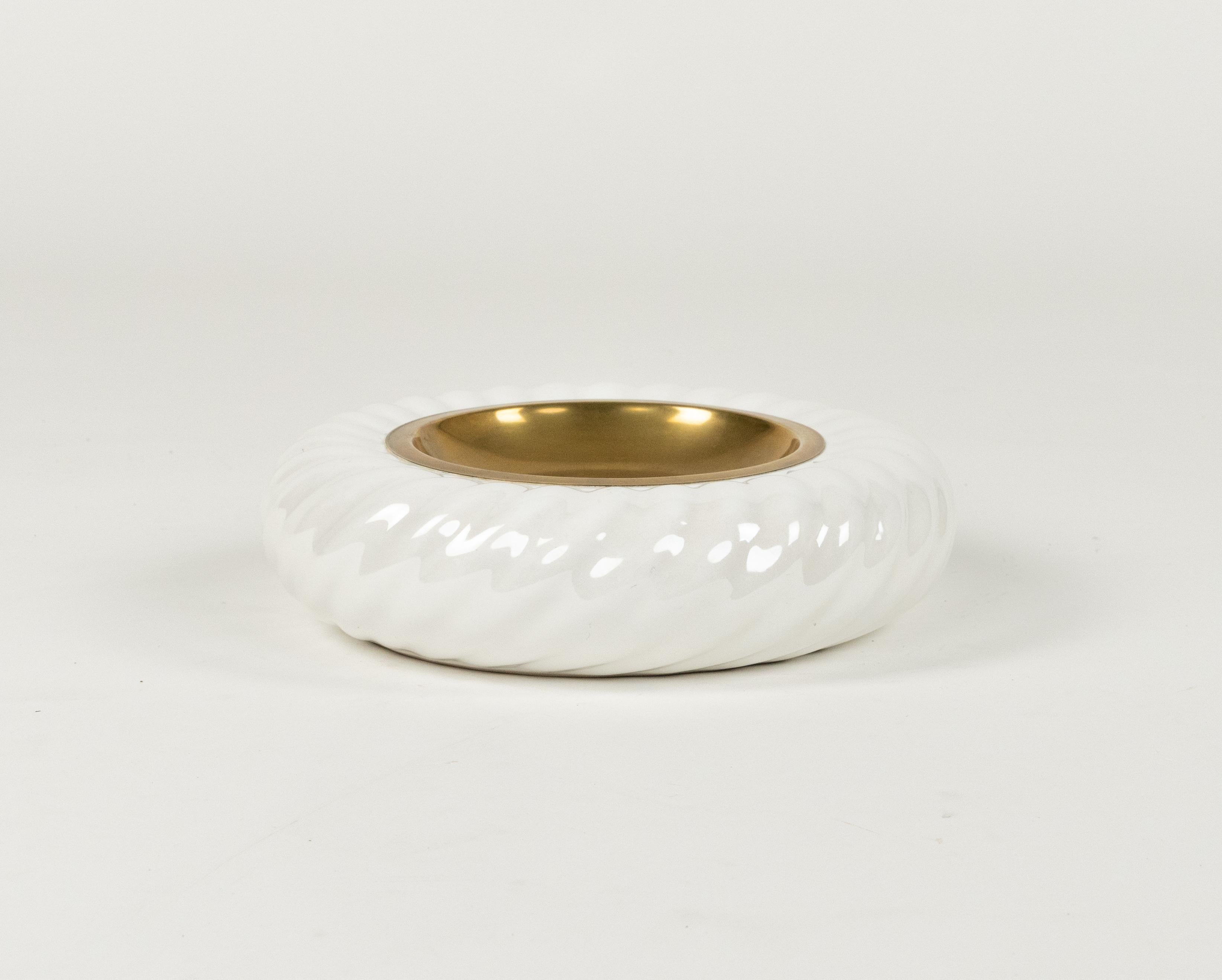 Aschenbecher aus Keramik und Messing von Tommaso Barbi für B ceramiche, Italien 1970er Jahre (Italienisch) im Angebot