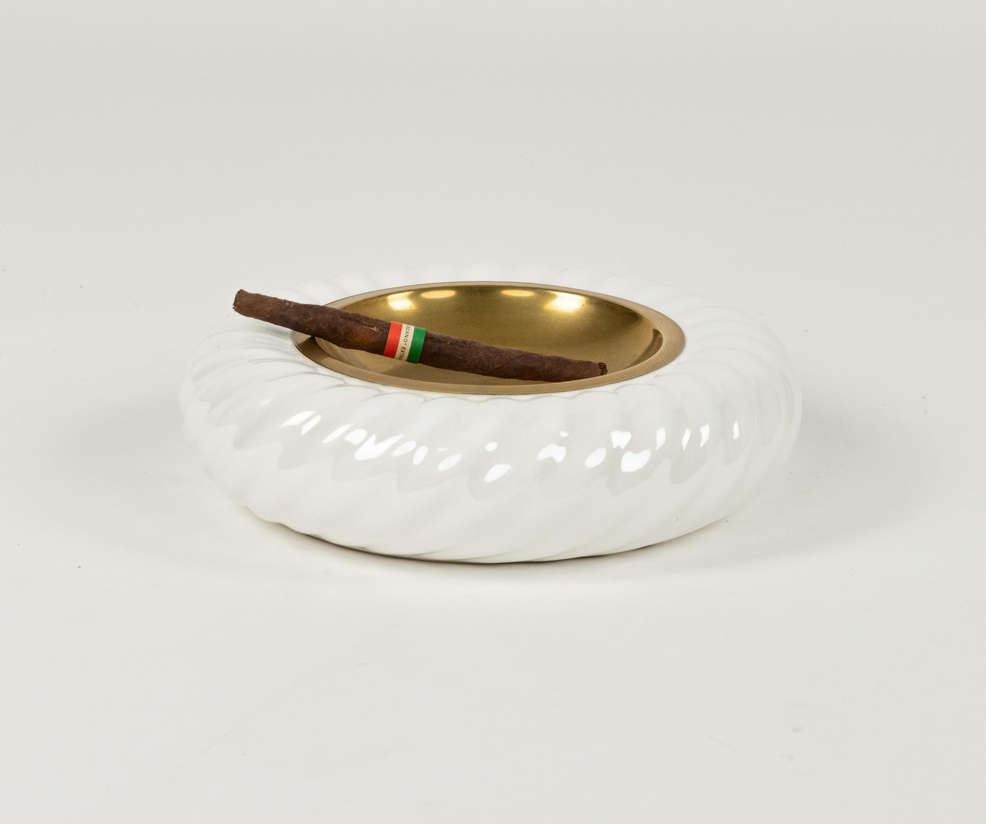 Aschenbecher aus Keramik und Messing von Tommaso Barbi für B ceramiche, Italien 1970er Jahre (Ende des 20. Jahrhunderts) im Angebot