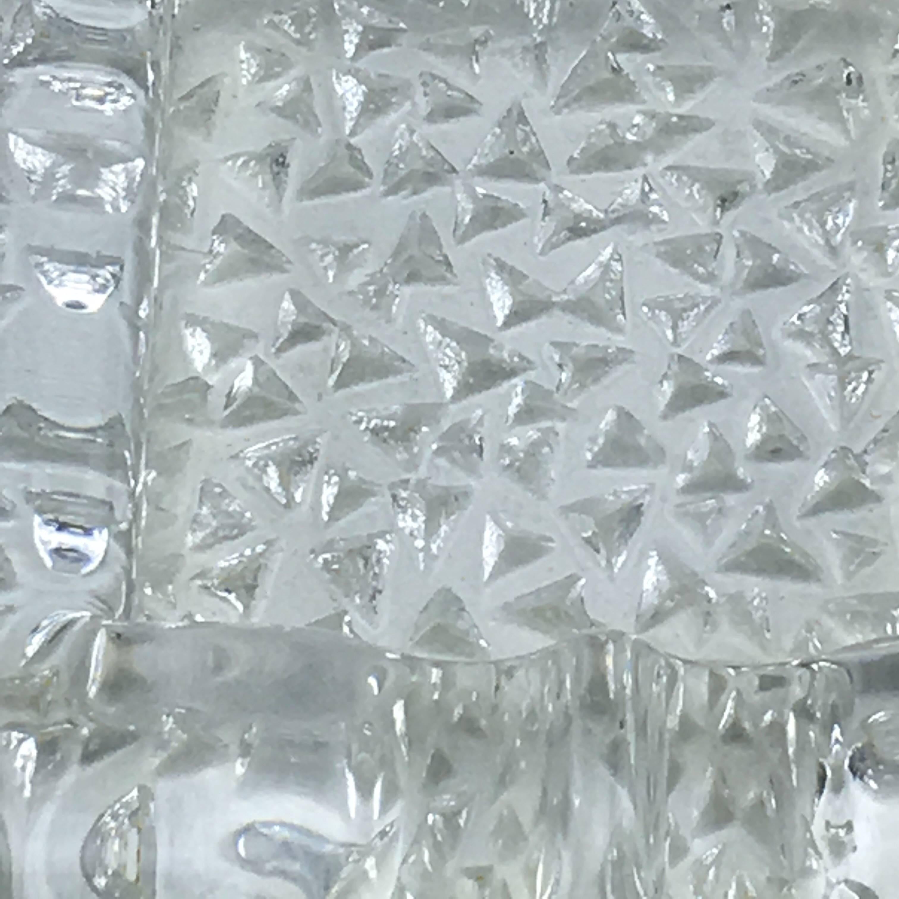 Very nice, glasses patterns. It gives the impression we have a of kinetic piece.
A luxury decoration for your tables.
Crystal of Portieux has been existing since 1706, it is an old tradition of glass makers.