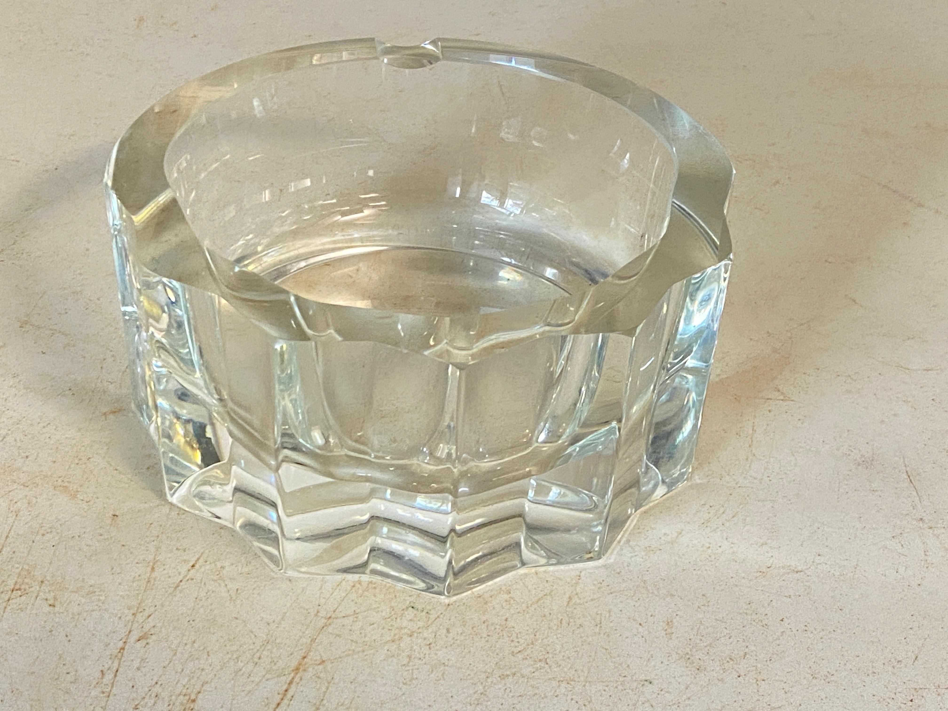 Aschenbecher aus Kristall aus der „Cristallerie de Haute Bretagne“ Transparente Farbe (Kinetisch) im Angebot