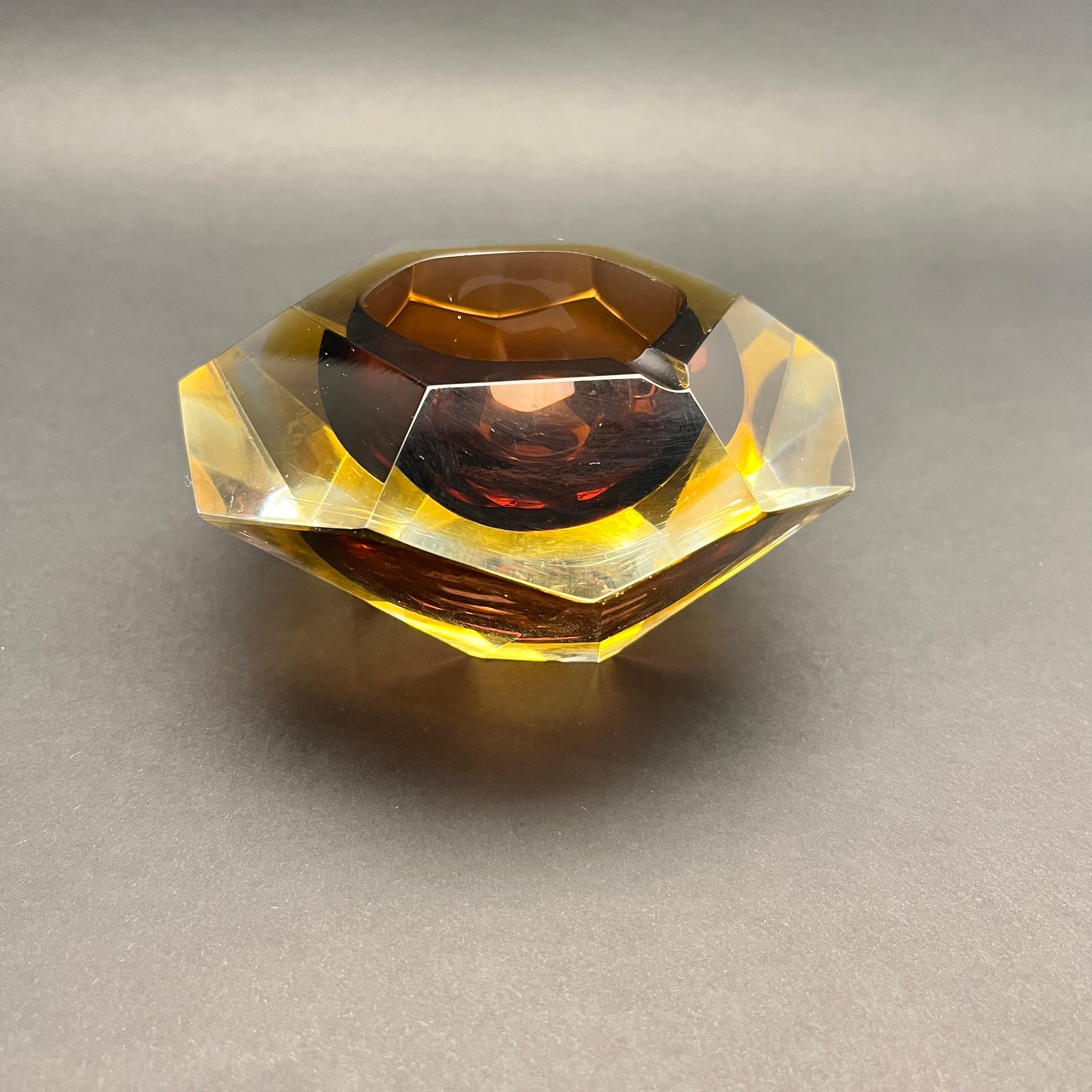 Posacenere Sommerso marrone e giallo in vetro sfaccettato attribuito a Seguso, Murano Glass Sommerso, Italia, anni '70

Superbo e raro posacenere in sommerso sfaccettato marrone e giallo, disegnato e realizzato per Seguso a Murano negli anni