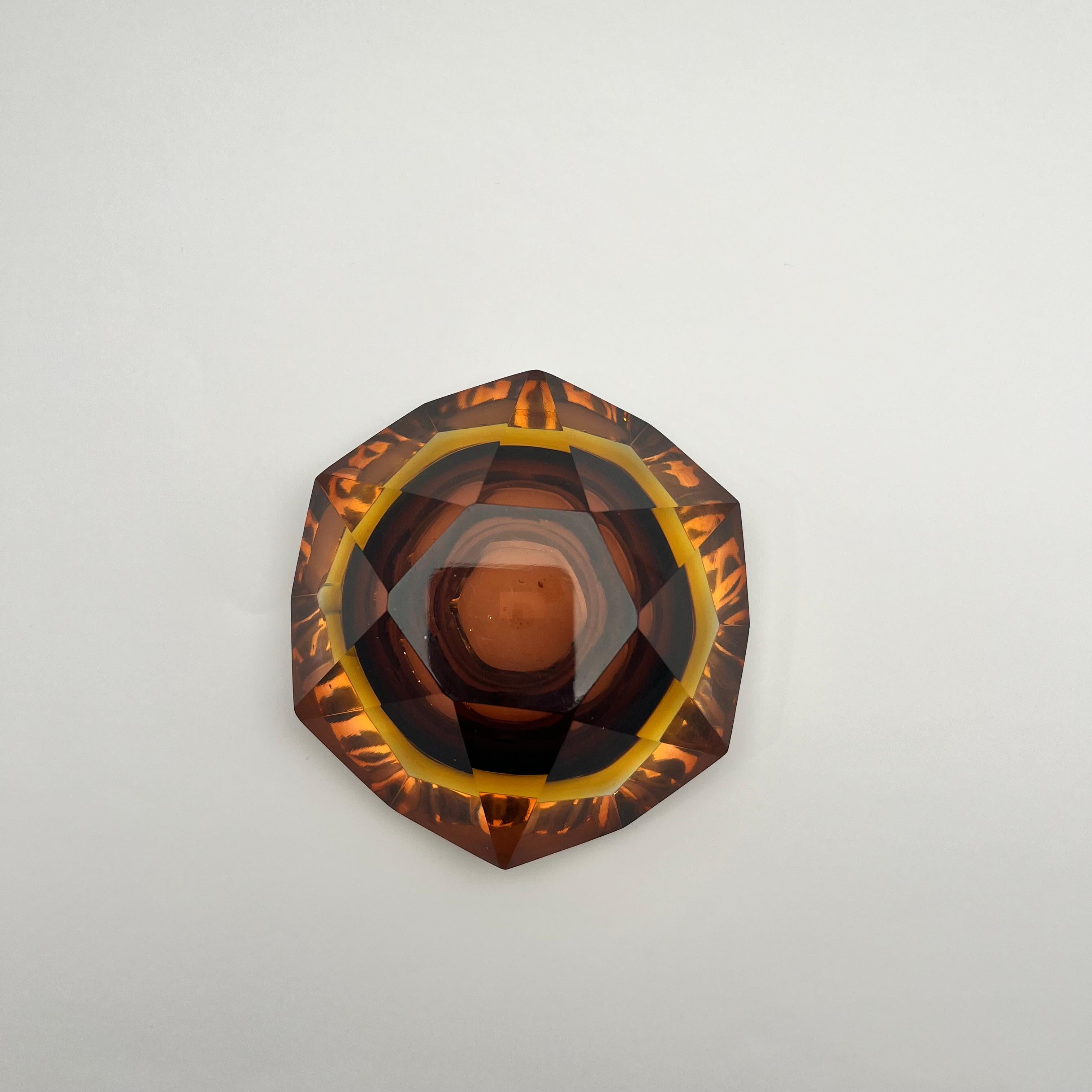 Vetro di Murano Posacenere in vetro sfaccettato attribuito a Seguso, Murano, Italia, anni '70 in vendita