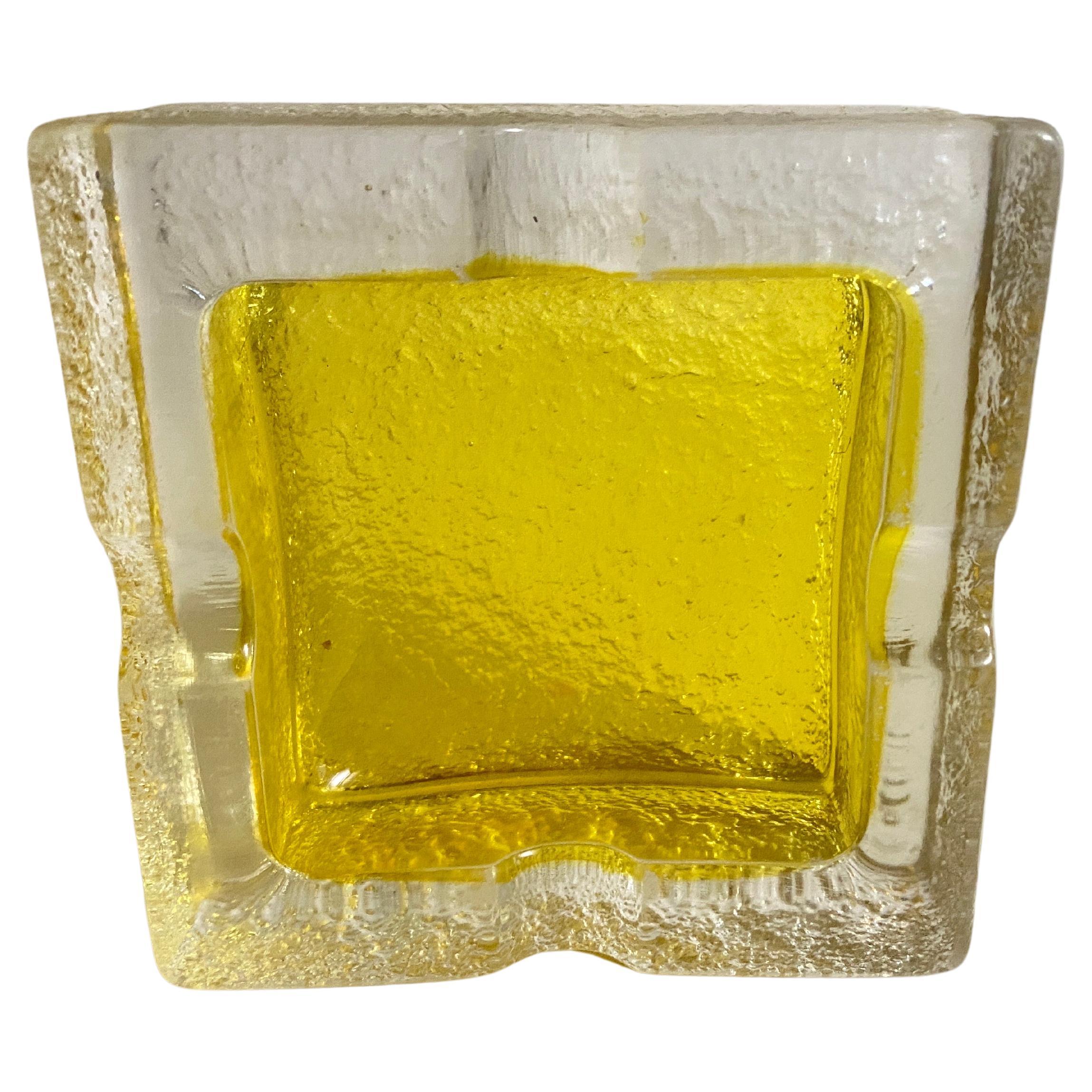 Diese vide poche oder Aschenbecher in Glas. Sie wurde um 1970 in Frankreich durchgeführt.
Transparente und gelbe Farbe.