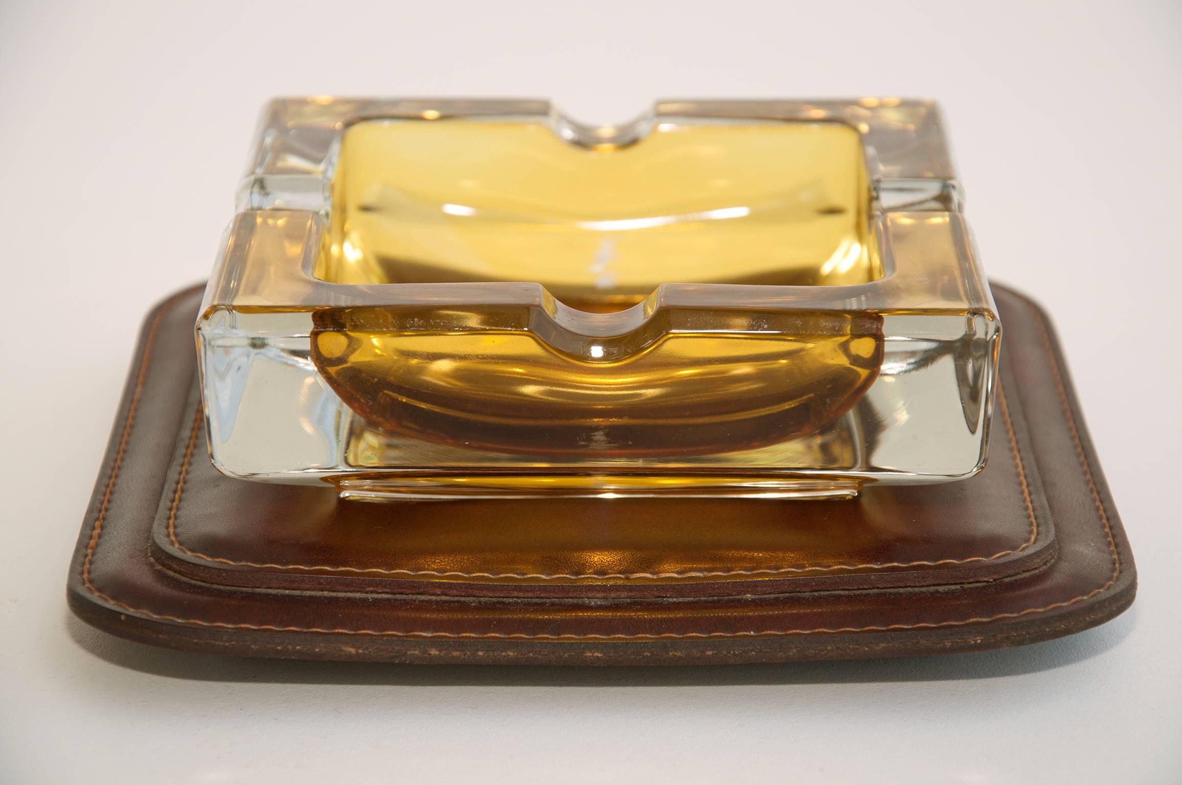 Ashtray in leather and crystal.