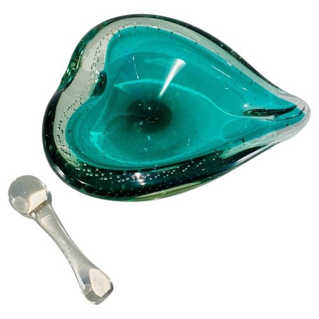 Aschenbecher aus grünem Murano-Glas um 1950 mit Radiergummi. im Angebot