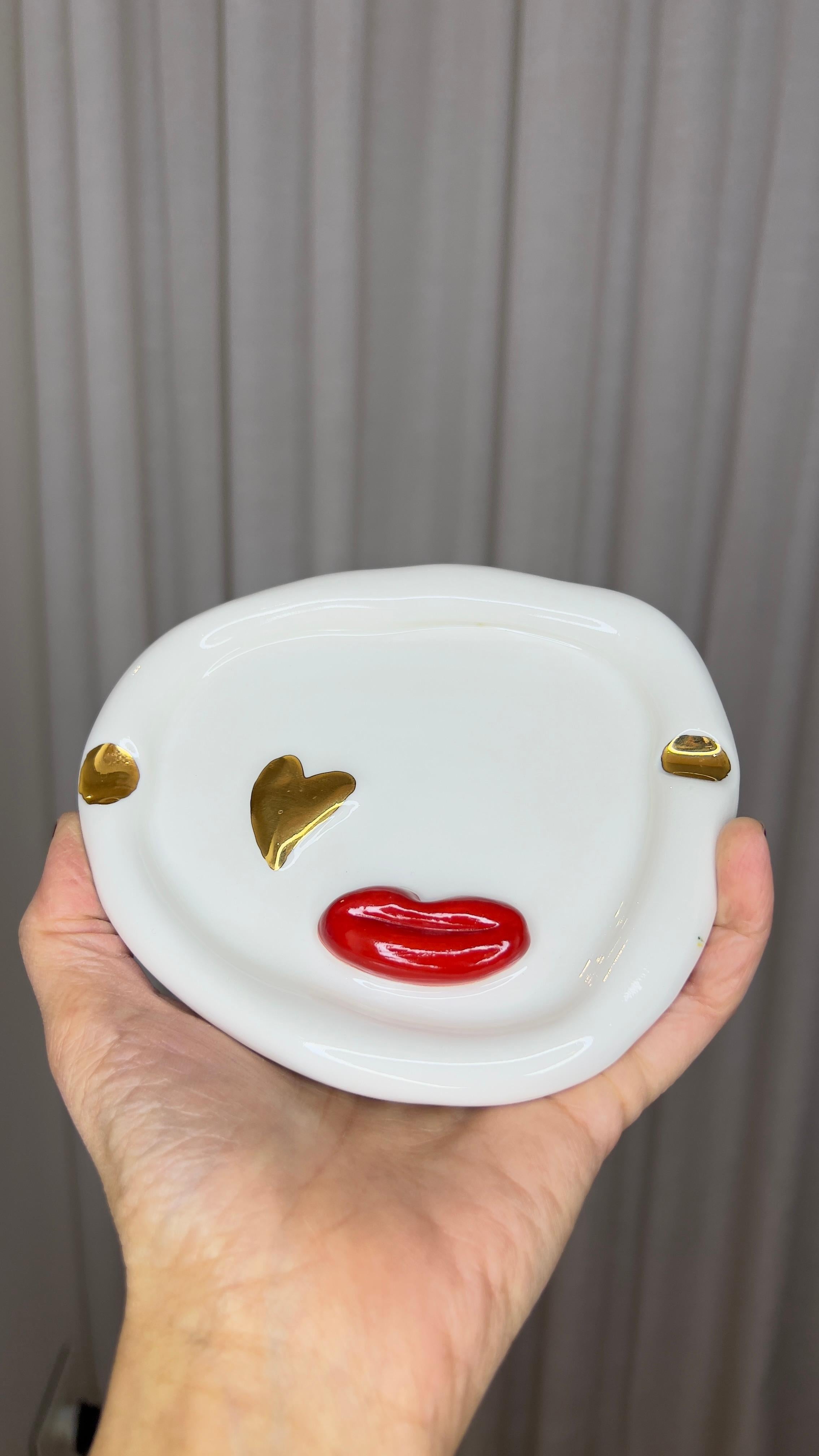 Cenicero de Porcelana Blanca con Labios Post Modern Inspirado por Hania Jneid en venta 3