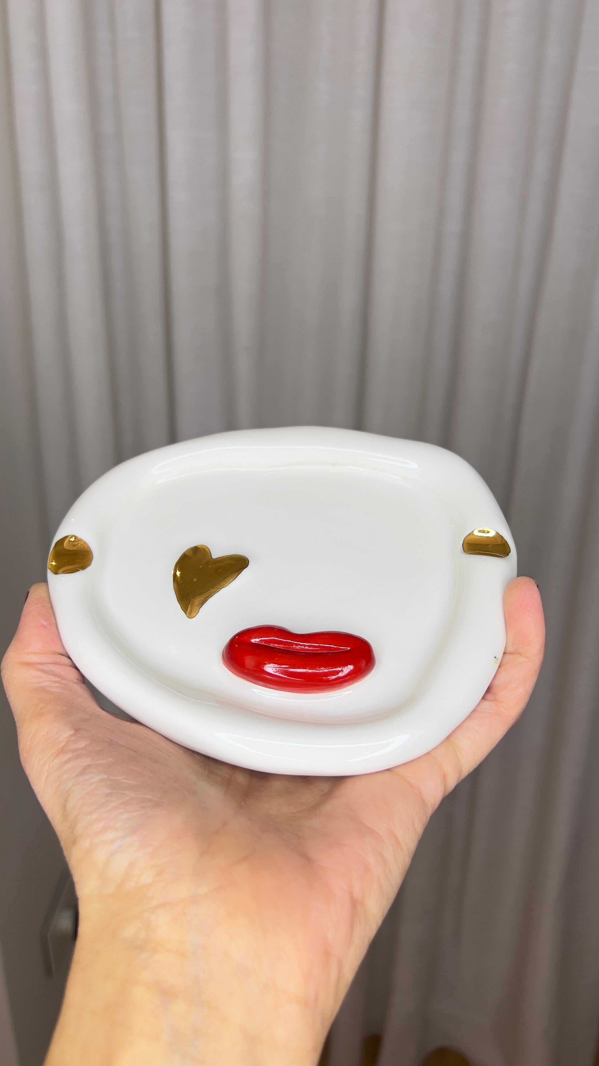 Cenicero de Porcelana Blanca con Labios Post Modern Inspirado por Hania Jneid Posmoderno en venta
