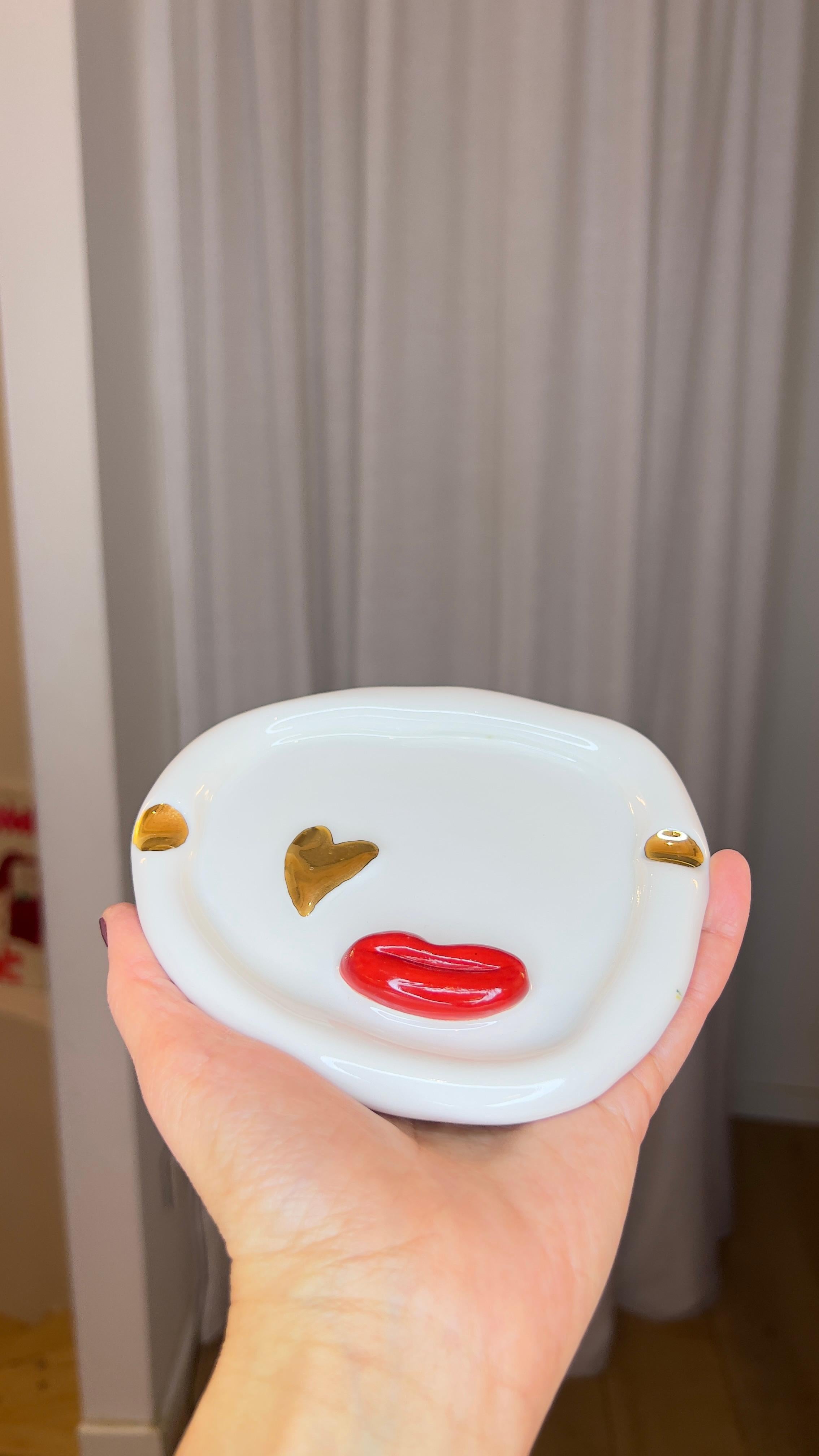 Cenicero de Porcelana Blanca con Labios Post Modern Inspirado por Hania Jneid Hecho a mano en venta