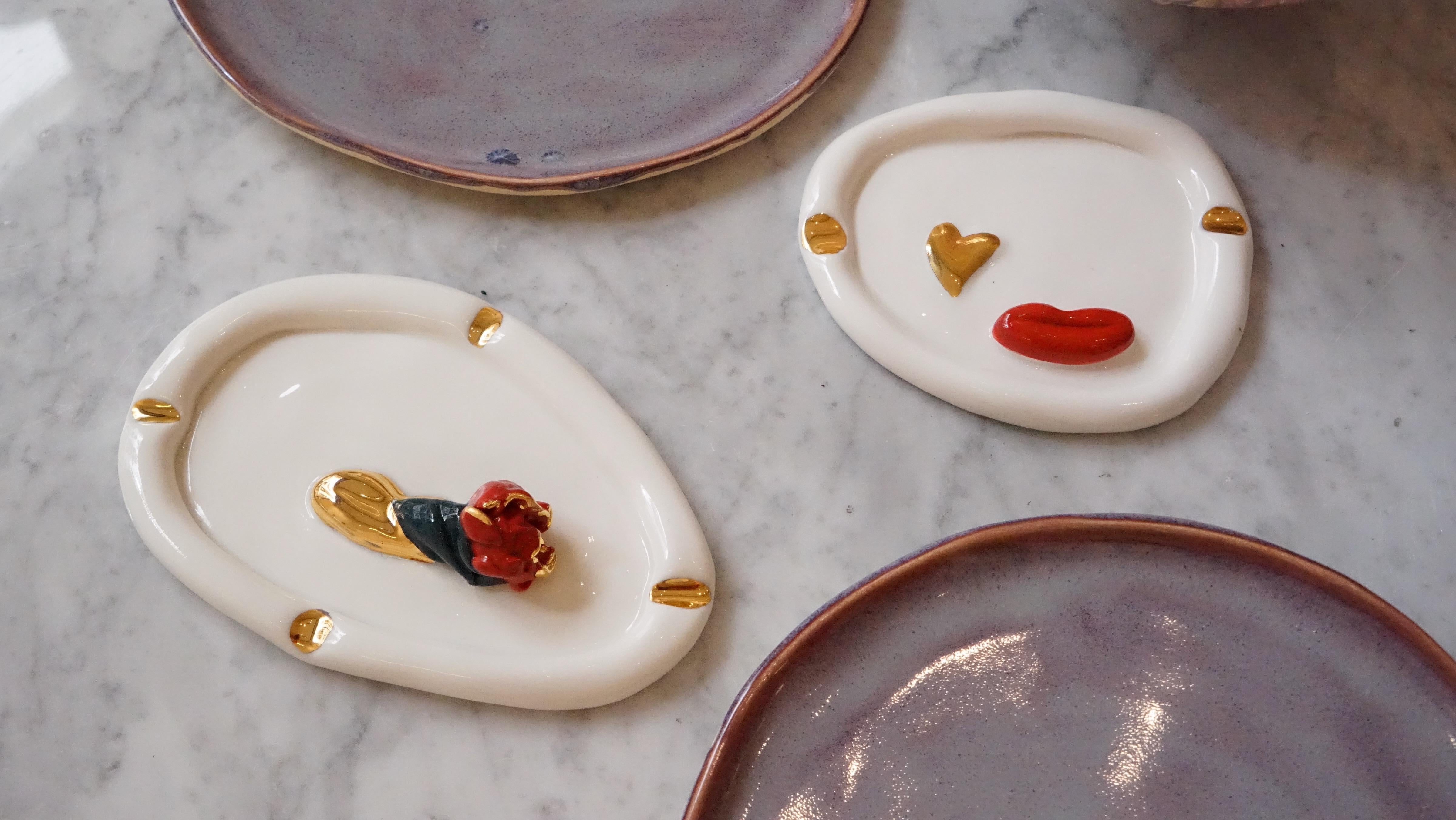Cenicero de Porcelana Blanca con Labios Post Modern Inspirado por Hania Jneid Siglo XXI y contemporáneo en venta