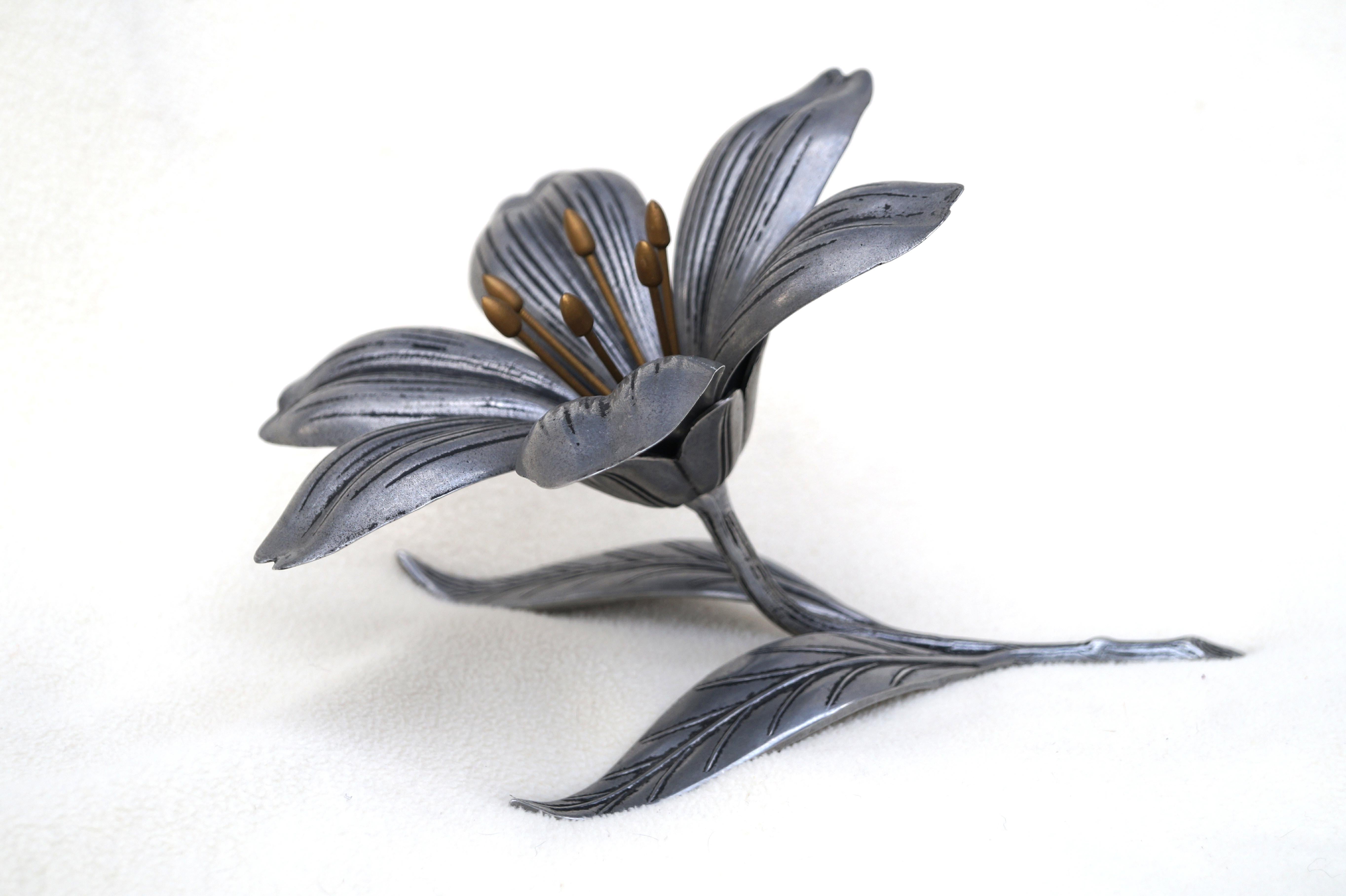 Posacenere da tavolo in metallo intagliato a petali di fiori con 6 petali rimovibili che fungono da posacenere individuali quando ricevi compagnia. Un articolo molto elegante e interessante che è un ottimo spunto di conversazione e bello da esporre.