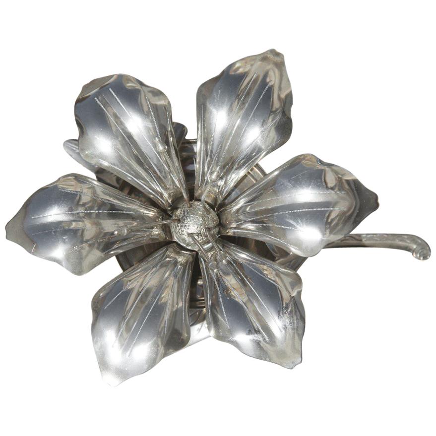 Aschenbecher-Tisch aus Metall mit geschnitzten Blumenblättern, signiert, 1960, Mitte des Jahrhunderts