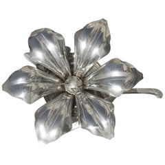 Aschenbecher-Tisch aus Metall mit geschnitzten Blumenblättern, signiert, 1960, Mitte des Jahrhunderts