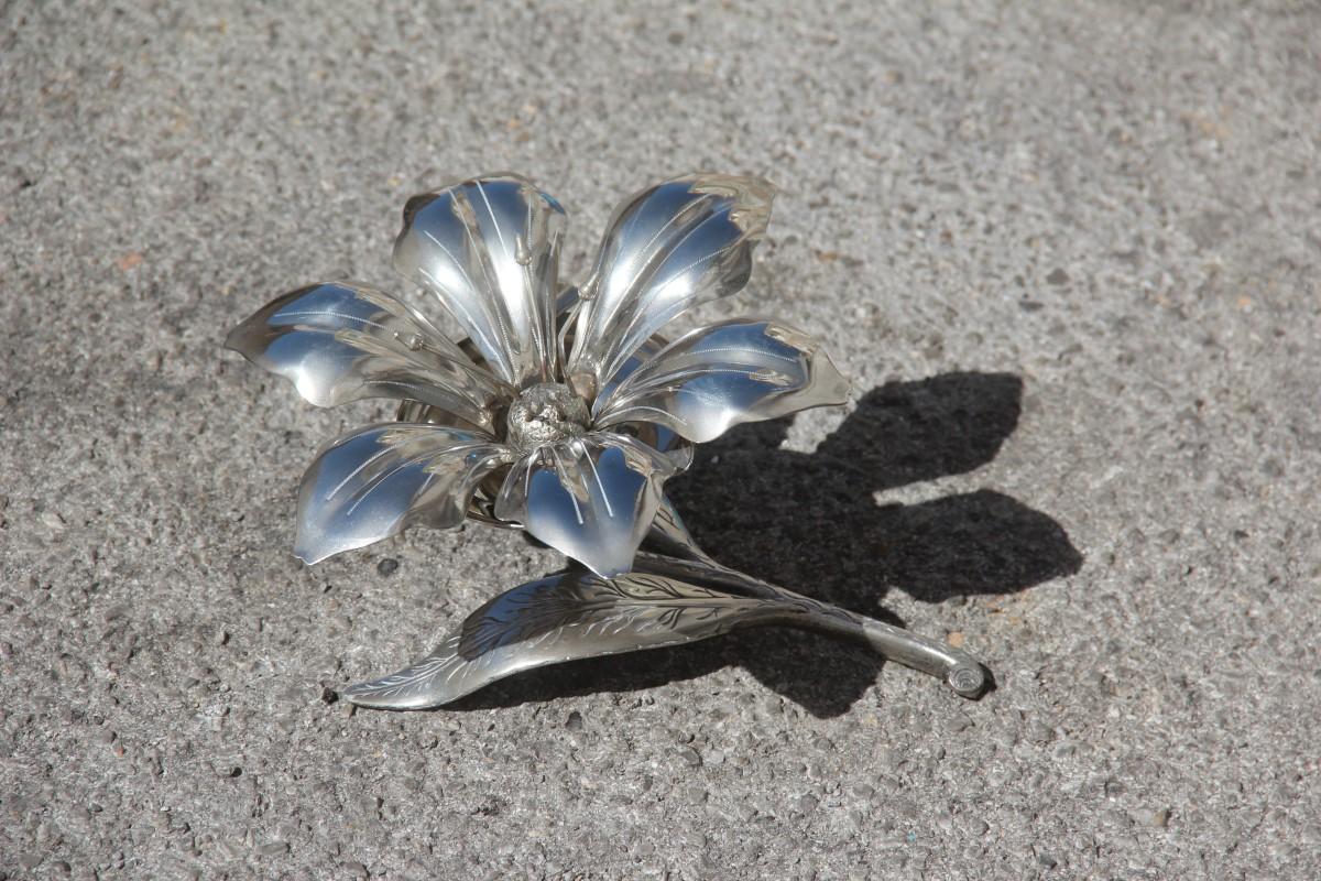 Ashtray metal table carved flower petals that move Signed  1960.
The petals turn on an axis covering the ash and hiding it, a very special and interesting article.