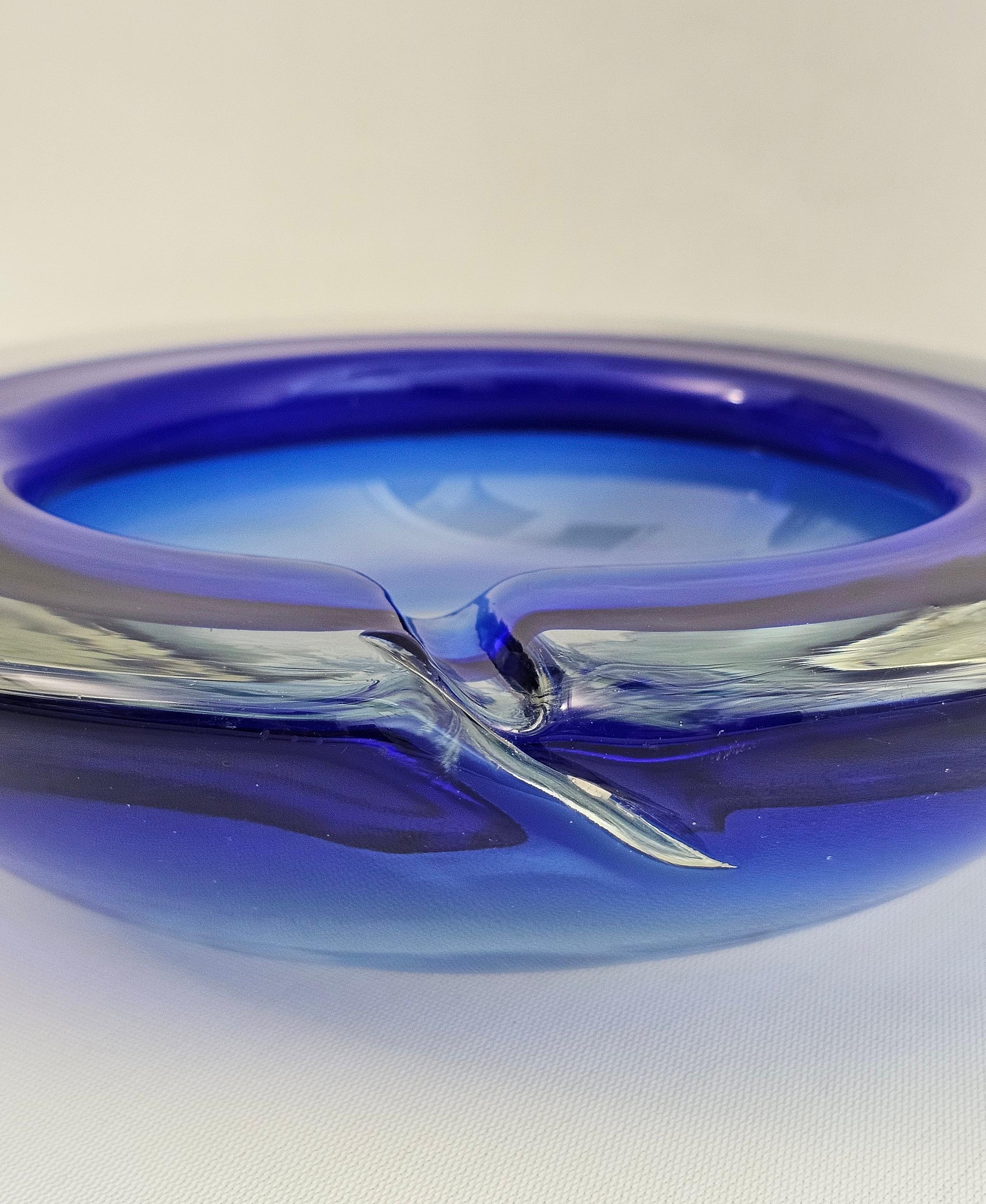 Imposanter kreisförmiger Aschenbecher aus sehr dickem Murano-Glas, in elektischen Blau- und Transparenttönen. Ich hebe die hervorragende Qualität und Verarbeitung des Glases hervor. Hergestellt in Italien in den 60er Jahren.



Hinweis: Wir bemühen