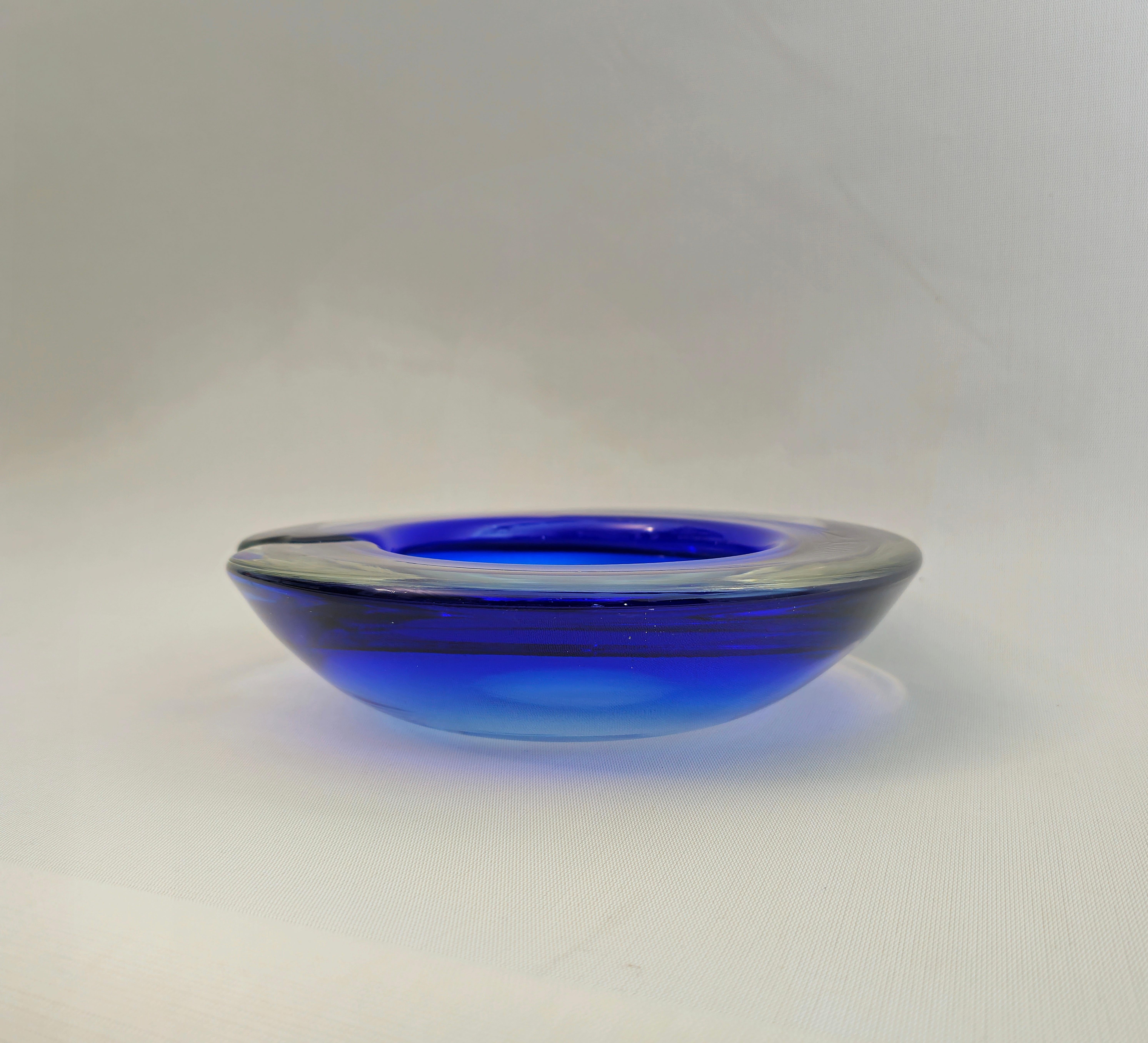 Aschenbecher Murano Glas Blau Transparent Midcentury Modern Italian Design 1960s (Moderne der Mitte des Jahrhunderts) im Angebot