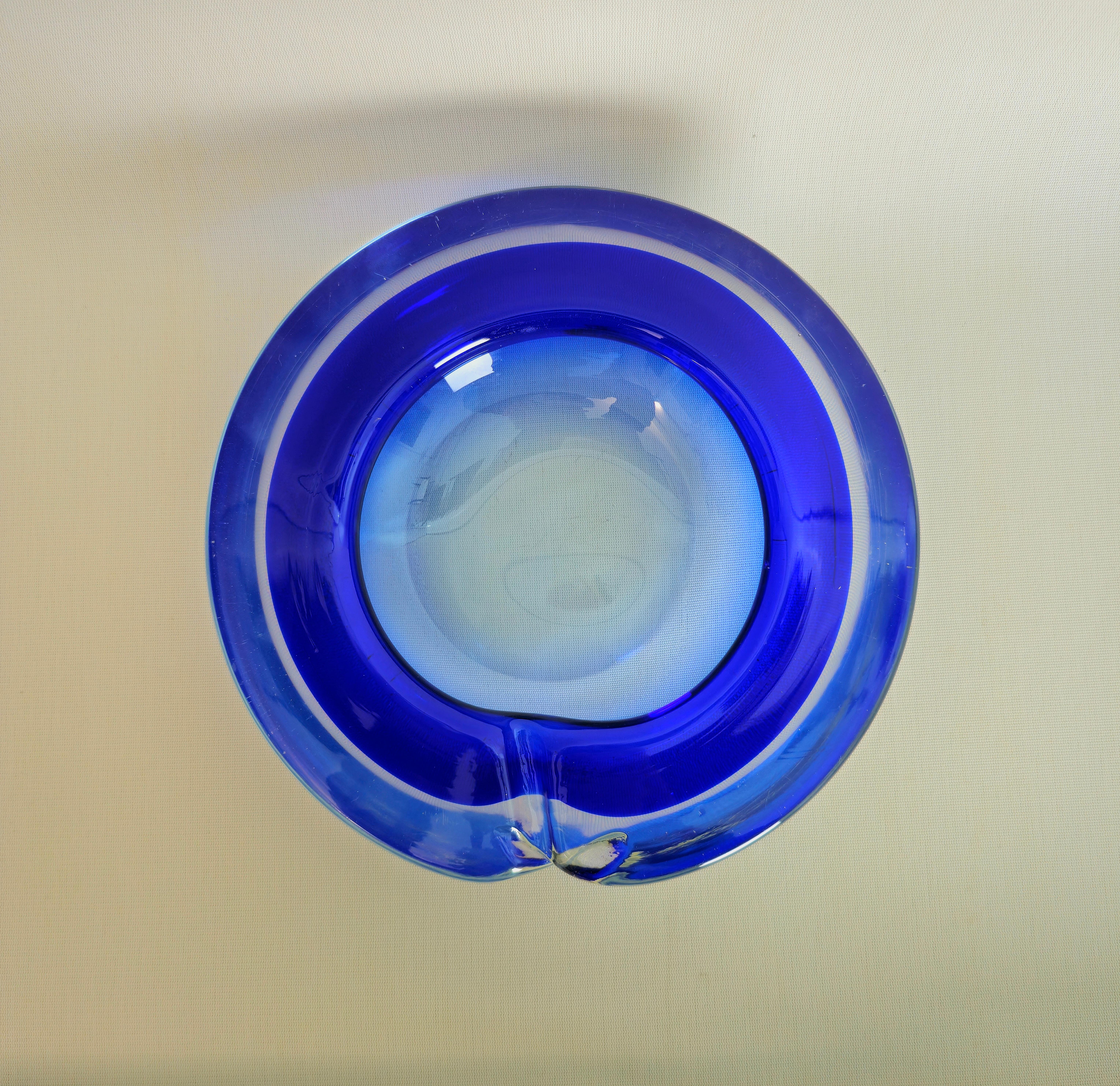 Aschenbecher Murano Glas Blau Transparent Midcentury Modern Italian Design 1960s (20. Jahrhundert) im Angebot