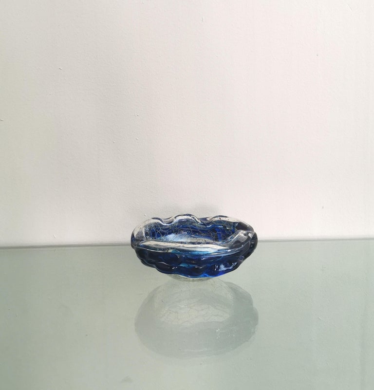 Ashtray / pocket emptier with particular lines produced in Italy in the 70s.
The ashtray was made of Murano glass with the famous 