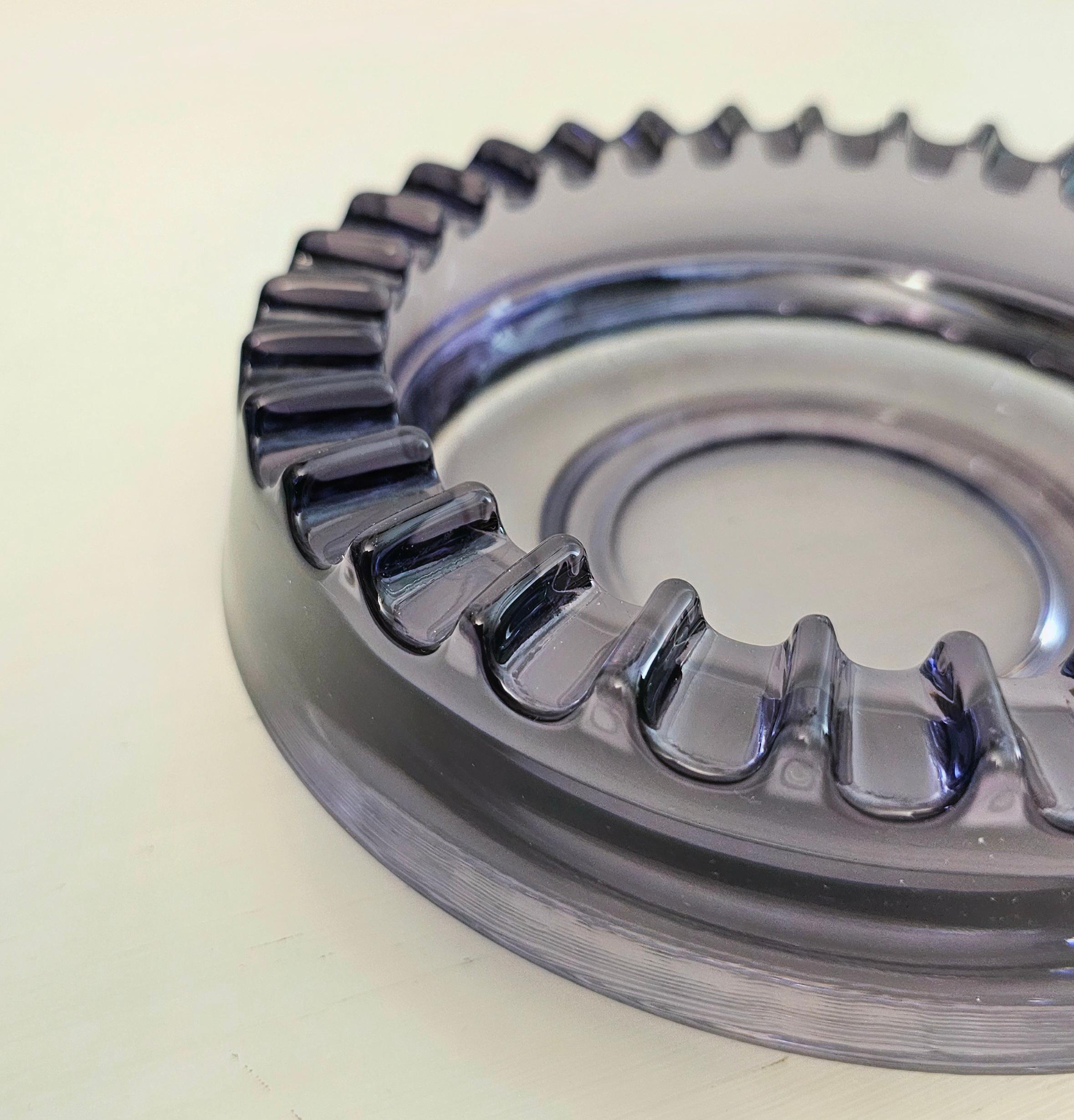 Cenicero circular de cristal de Murano muy grueso, en tonos violeta y transparente. Subrayo la excelente calidad y fabricación del cristal. Fabricado en Italia en los años 70. Por favor, mira atentamente el vídeo y las fotos, gracias.

Peso: 1.140