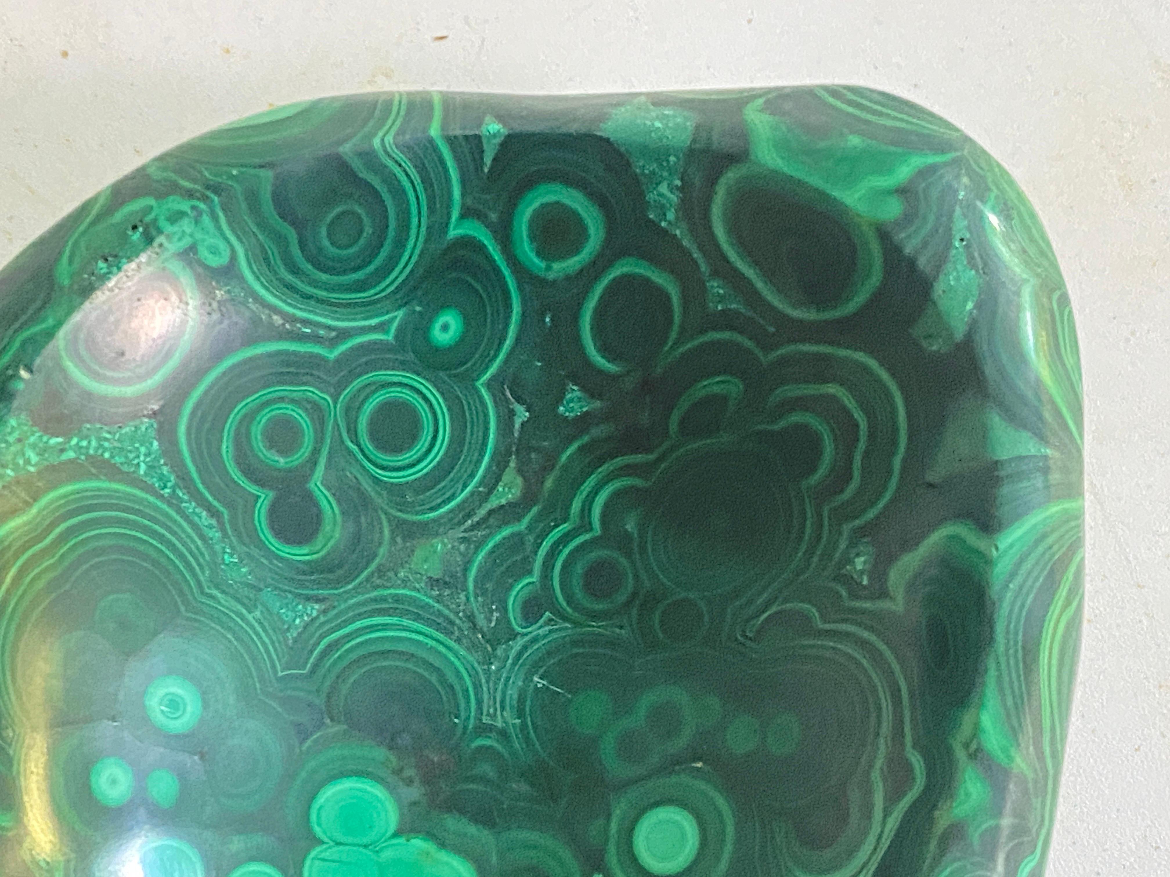 Ashtray in malachite.
it is polished, it can be used as a vide poche too.