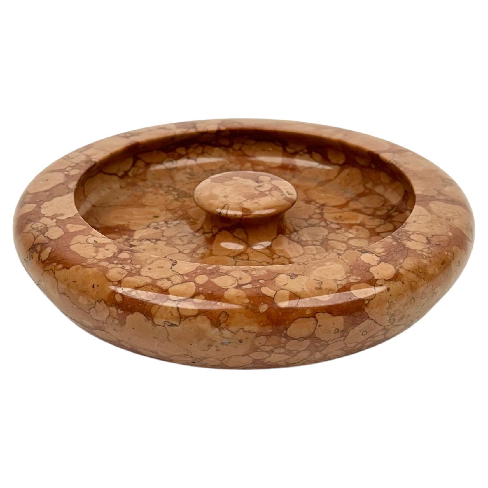 Round marble ashtray or vide-poche attributed to Angelo Mangiarotti for Knoll.

Made in Italy in the 1960s.
