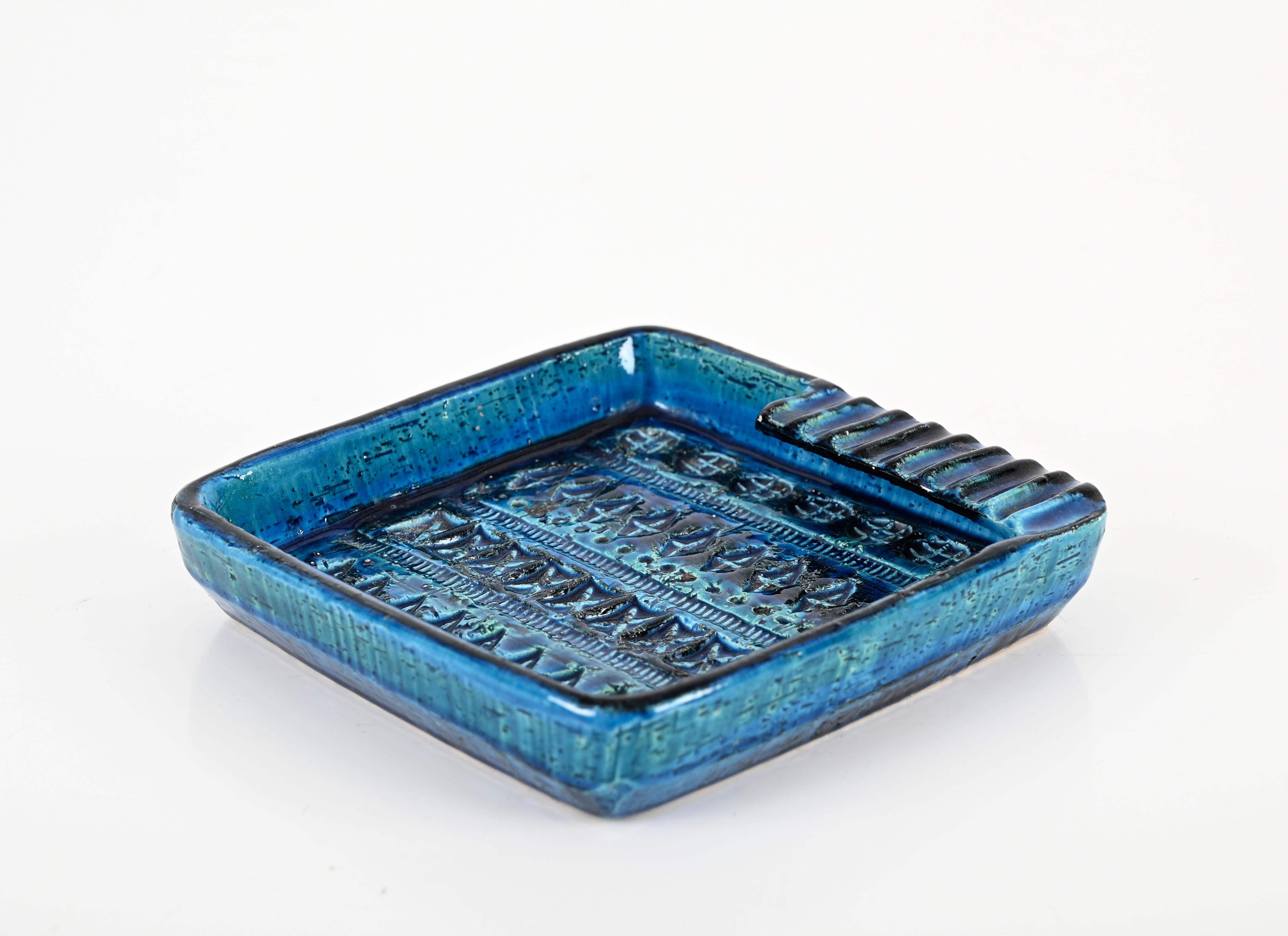 Gorgeous ceramic ashtray or vide-poche in a stunning blue glazed (Rimini Blu) color. This vibrant ceramic item was designed by Aldo Londi and hand-crafted by Bitossi in Italy during the 1960s. 

An elegant and unique object, in amazing conditions,