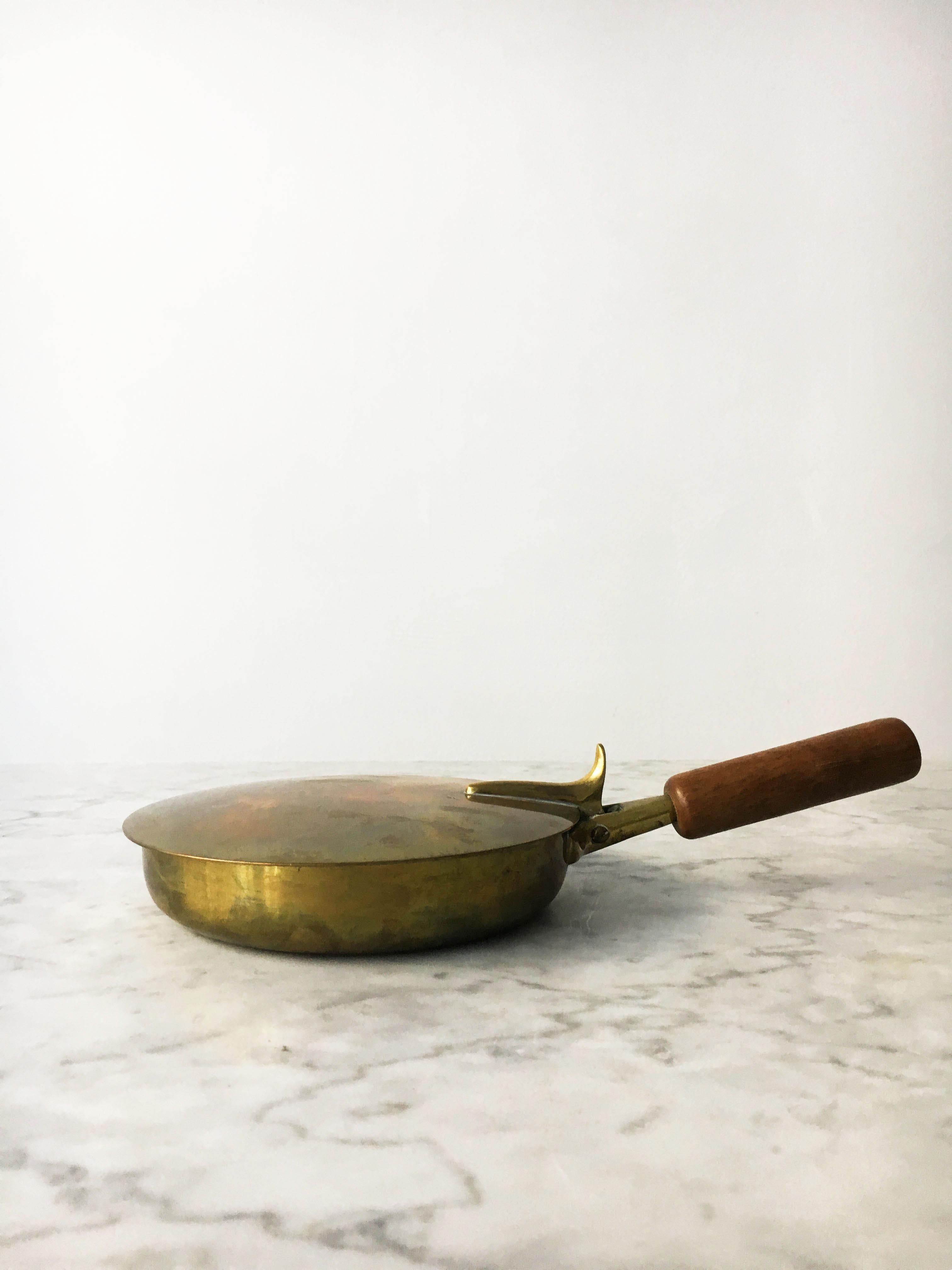 Vintage ashtray silent butler Model 3709 designed and made at the Werkstätte Carl Auböck. Patinated brass with a solid walnut handle. In excellent condition with just the right amount of lovely gently aged patina. Signed Auböck, Made in Austria.