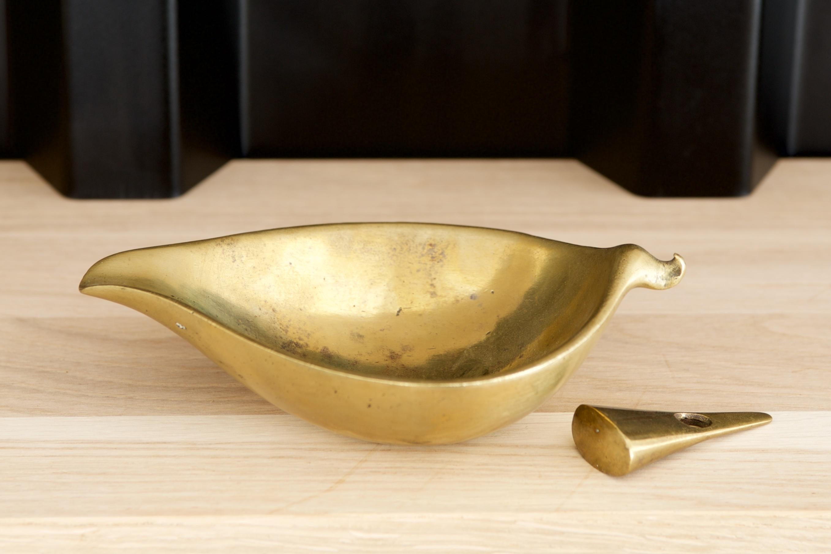 Ashtray with a Snuffer, No. 3515
Designed 1947 by Carl Auböck

Cast brass
16 x 10 cm, h 6.7 cm / 6.3 x 3.93 in, h 2.44 in

Original, vintage piece!
Good condition with traces of aging and usage.

Literature: Clemens Kois; Carl Auböck -The