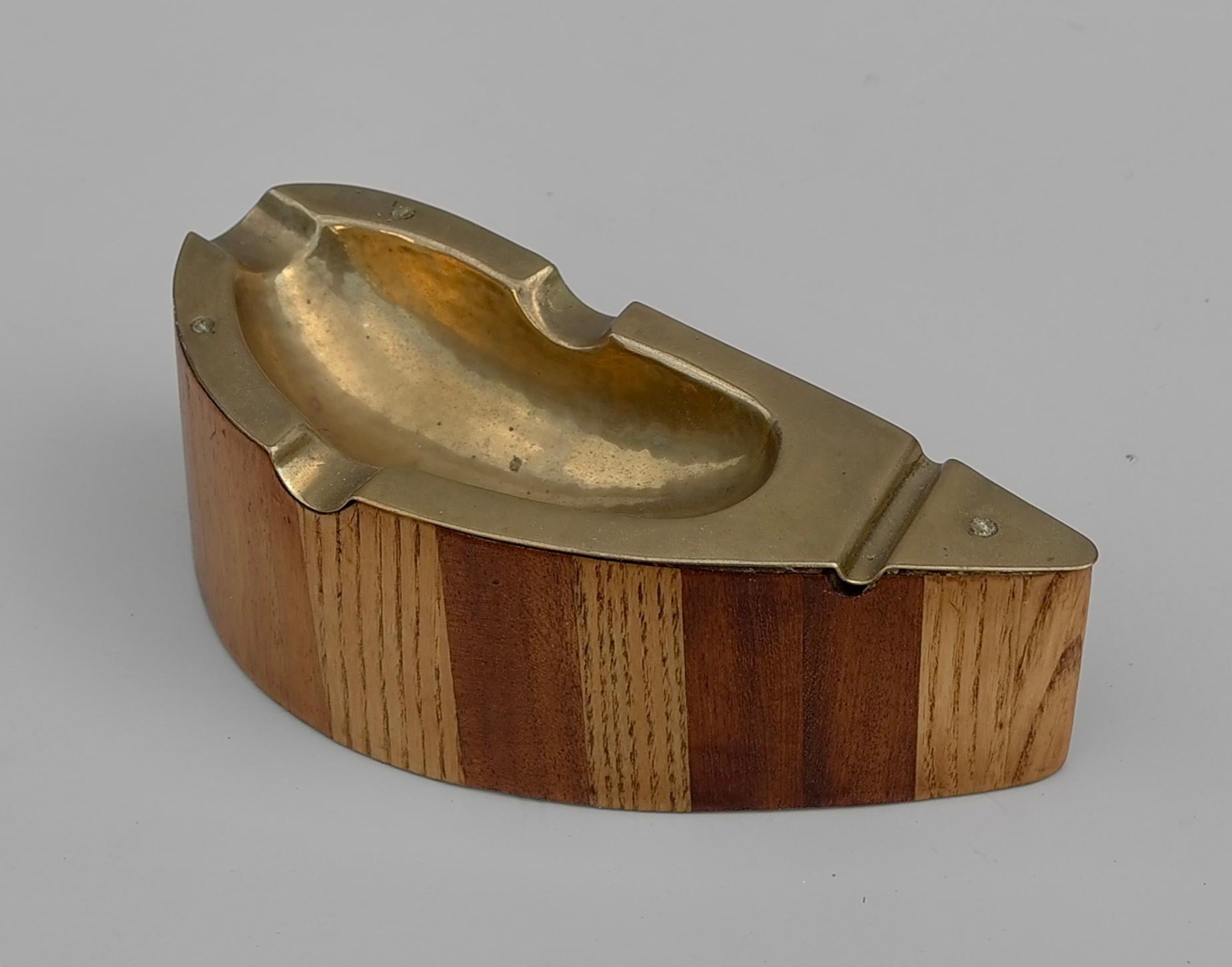 Laiton Modèle de cendrier en laiton et bois, Autriche, années 1950 en vente