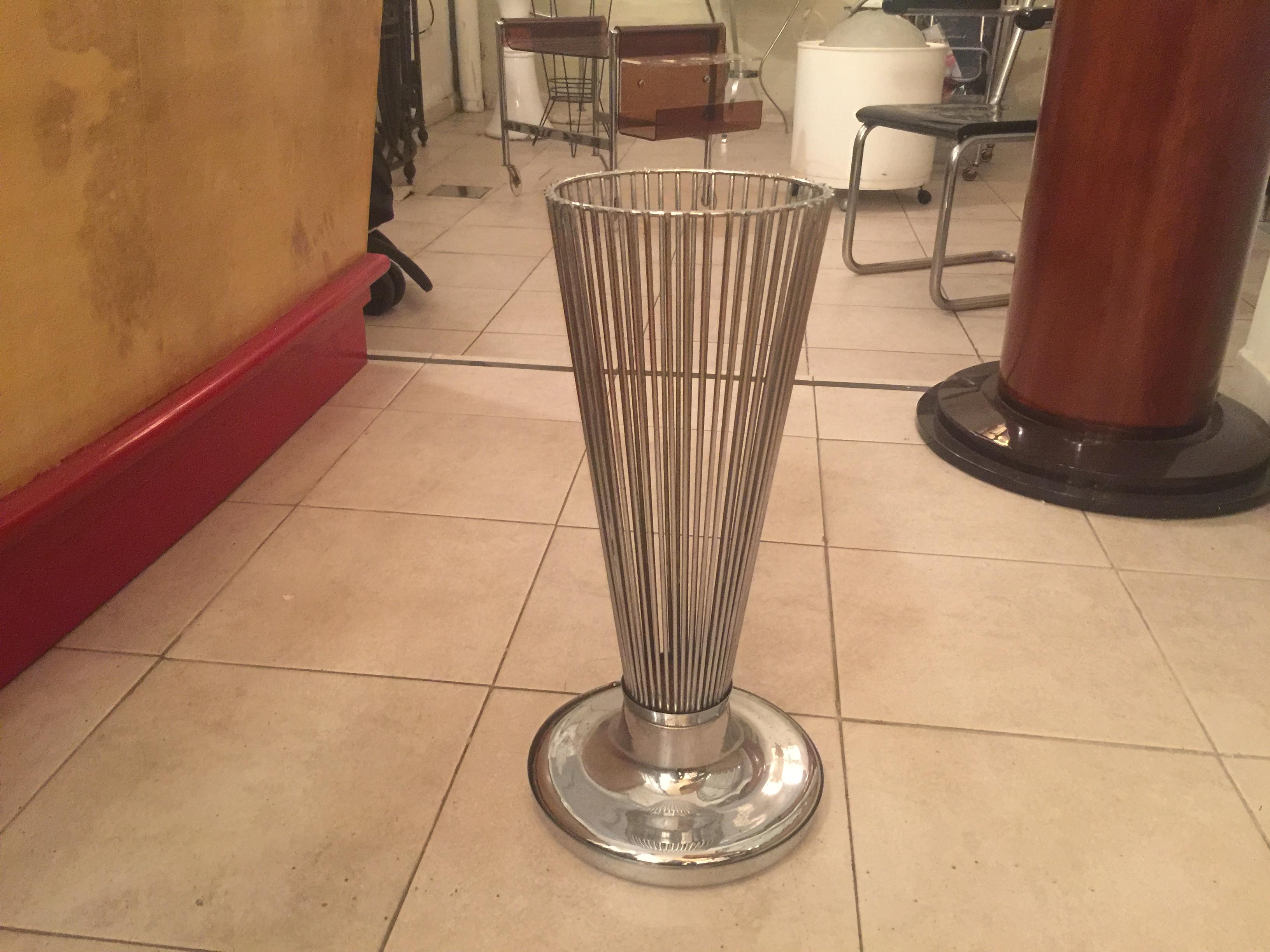 Ashtray that becomes an umbrella stand in chrome , 1950,  American In Good Condition For Sale In Ciudad Autónoma Buenos Aires, C