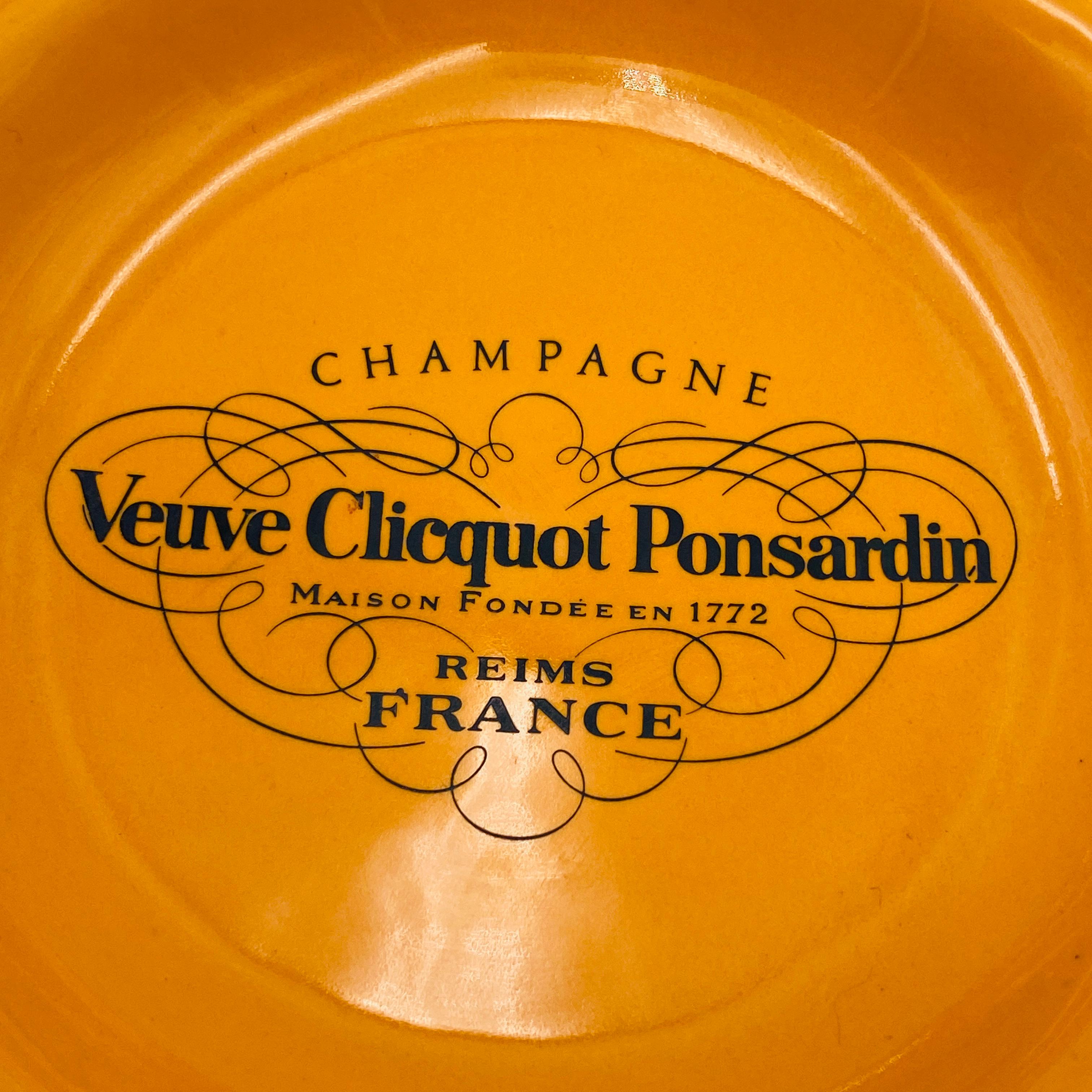 Rare cendrier en faïence orange de la faïencerie Moulin des Loups à Orchies Publicité Champagne Veuve CLICQUOT PONSARDIN. Fabriqué en France.