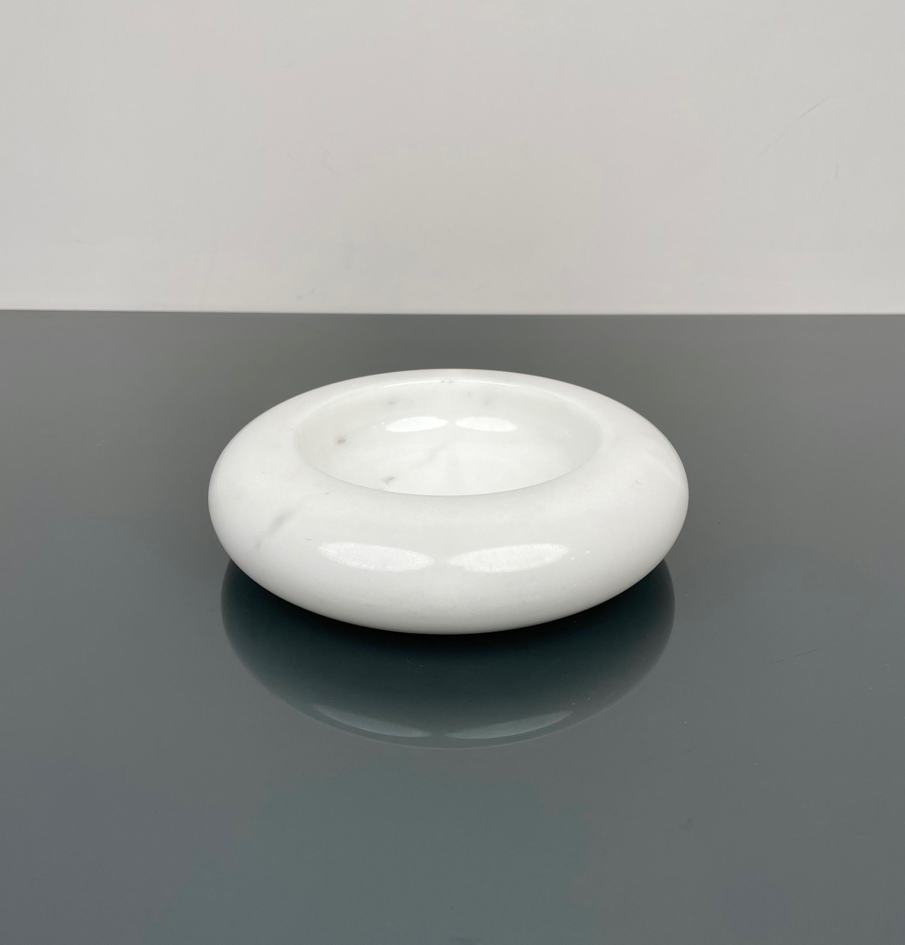 Carrara marble Bianco Carrara Centerpiece - vide-poche - ashtray by Egidio Di Rosa and Pier Alessandro Giusti for Up & Up, 1970s.

