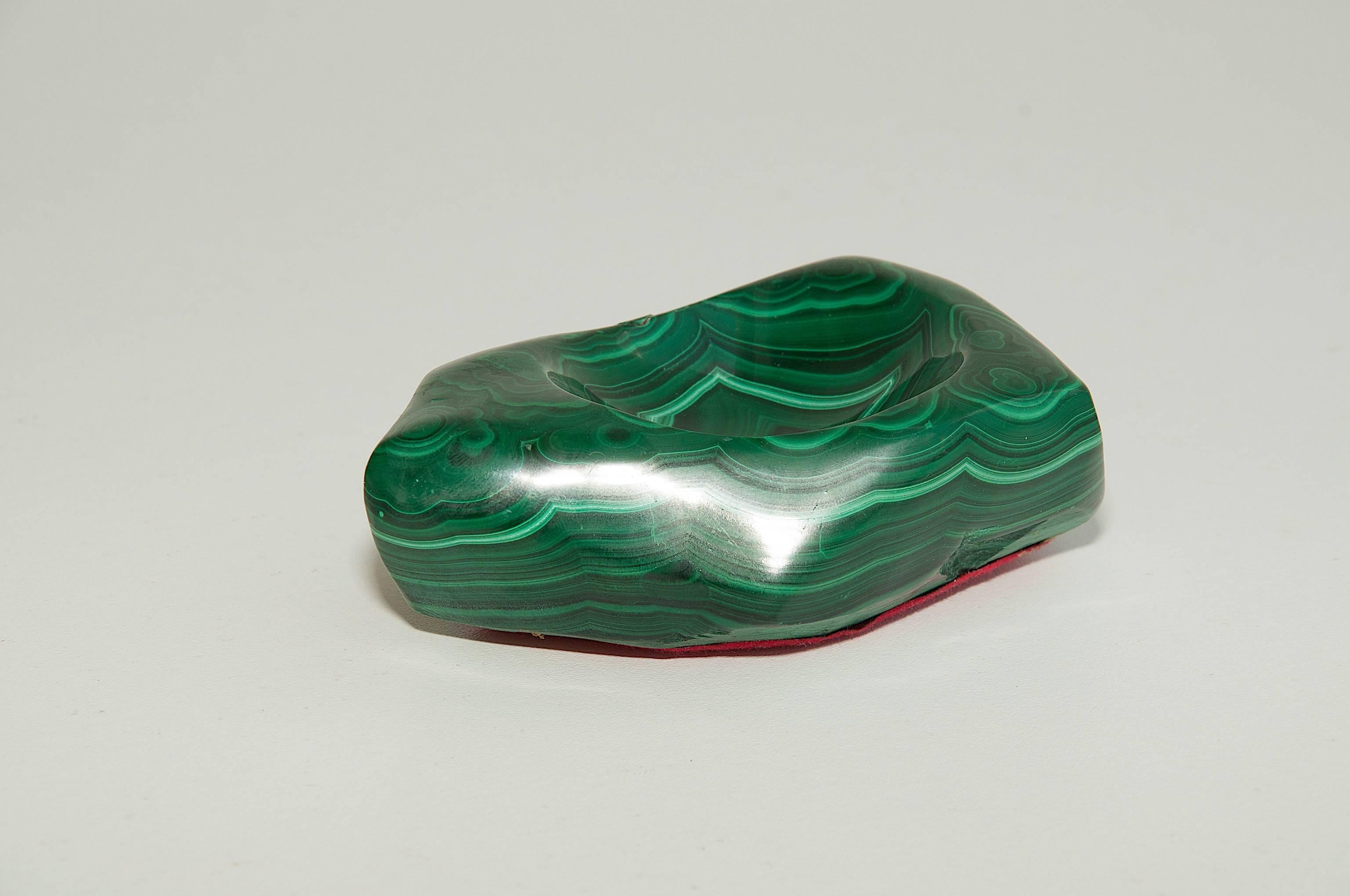 Ashtray with an egg in malachite.