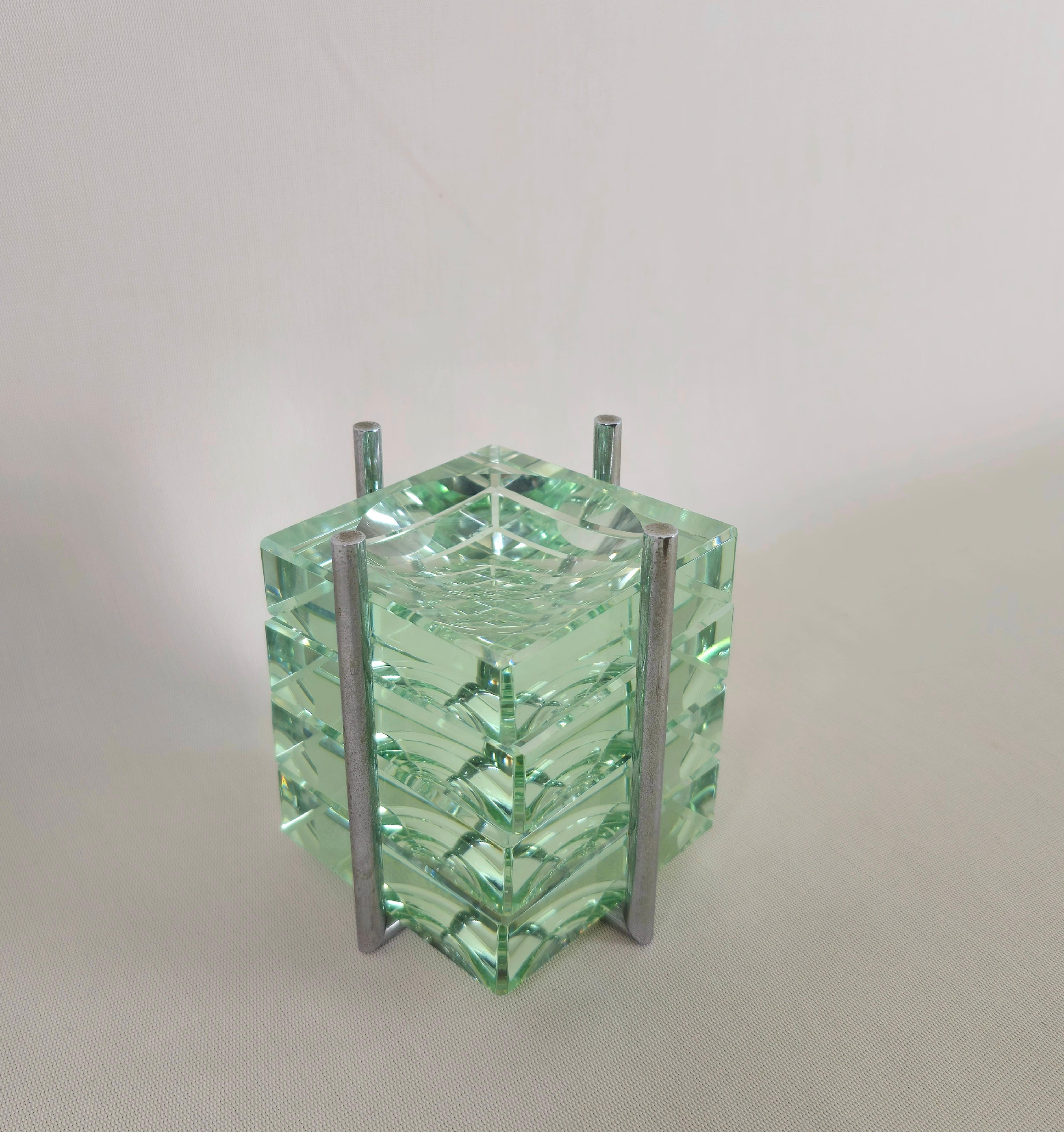 Ashtray holder in chromed brass, where it contains 4 stacked ashtrays in square-shaped Nile green crystal glass. Gallotti and Radice, Italy in the 70s.



Note: We try to offer our customers an excellent service even in shipments all over the world,
