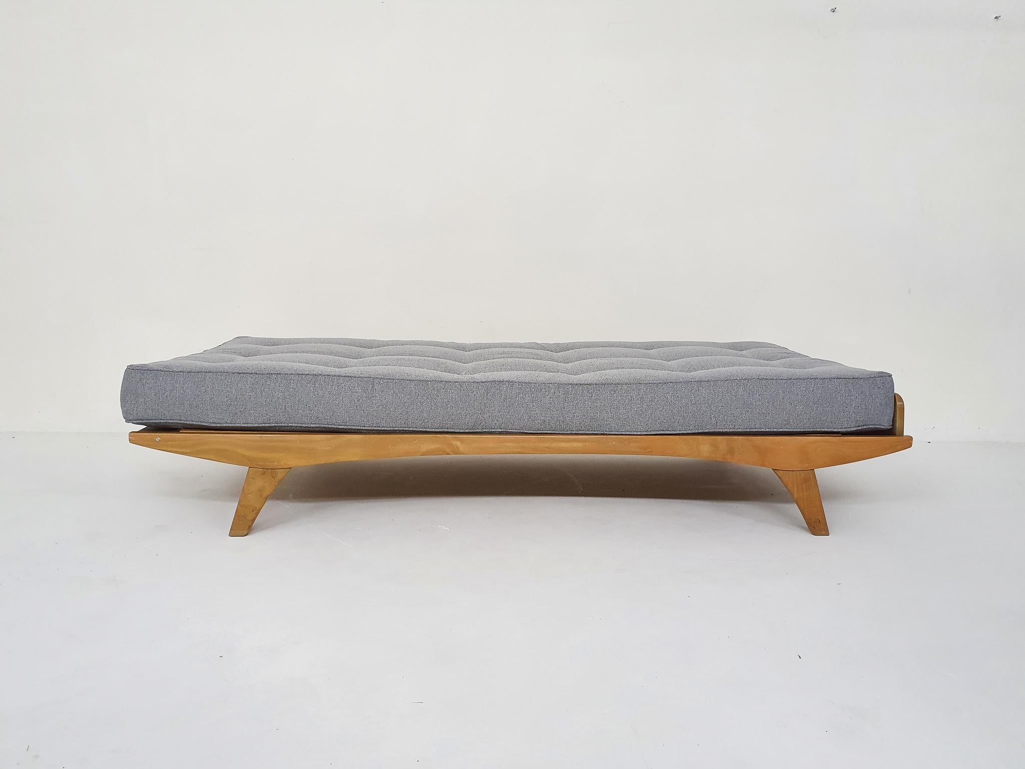 Ashwood daybed with a matress of 180 x 90 cm, re-upholstered in a grey fabric.
Marked at the bottom.