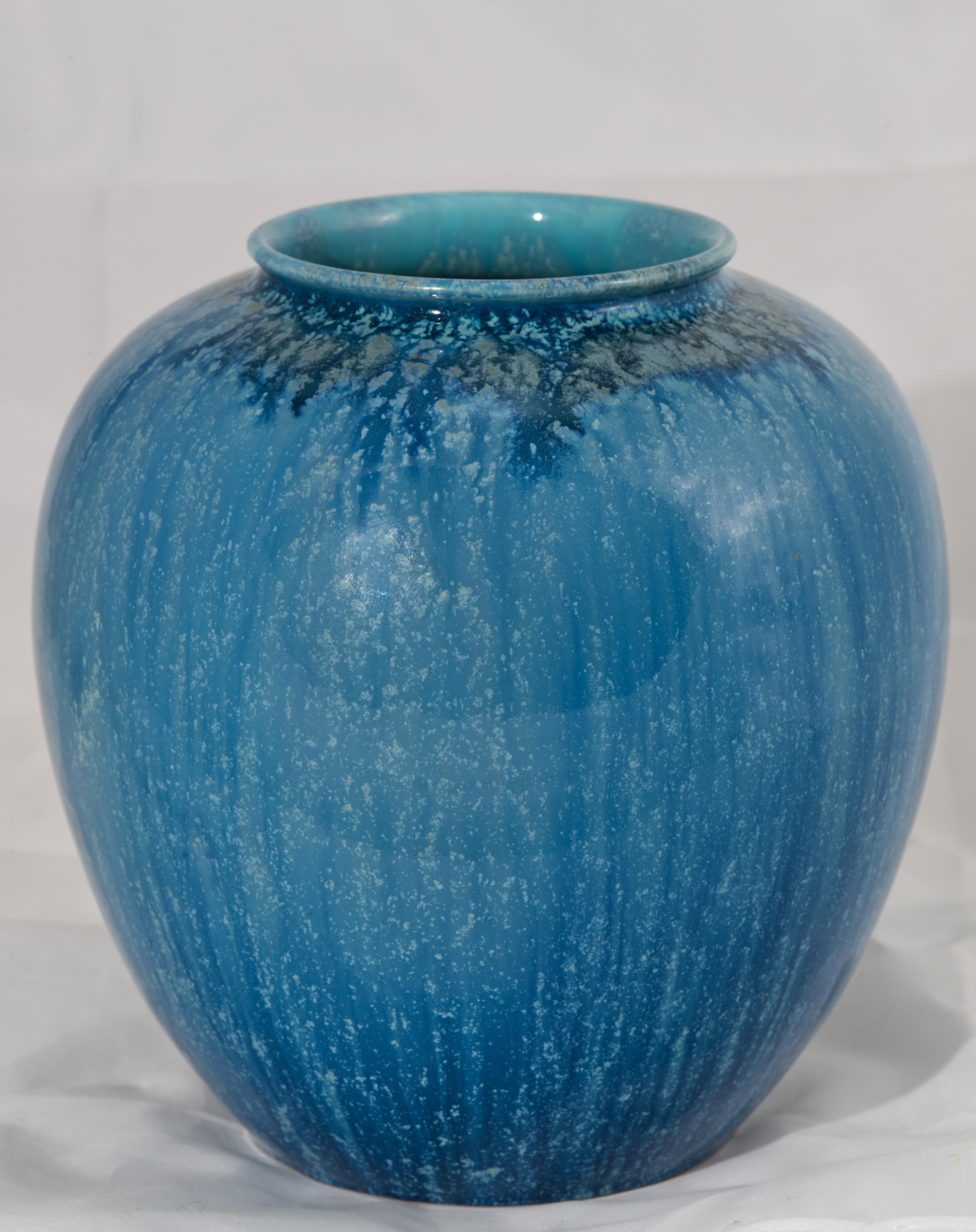 Seltene, bedeutende antike Vase in Form einer Urne, dekoriert mit flambierter Transmutationsglasur in Blau- und Off-White-Tönen, die eine beachtliche Farbtiefe aufweisen. Die Vase wurde von Ashworth Art Pottery hergestellt; sie ist mit der