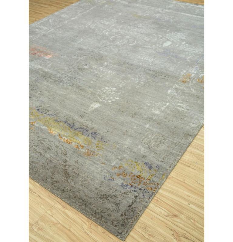 Presentamos nuestra preciosa alfombra anudada a mano de la colección Extremo Oriente para quienes dicen que el suelo no puede ser una pasarela de estilo. Imagínatelo: una paleta de grises suaves y apagados que no es sólo una alfombra, sino un