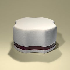 Pouf contemporain et personnalisable avec base en laque et bordure en velours