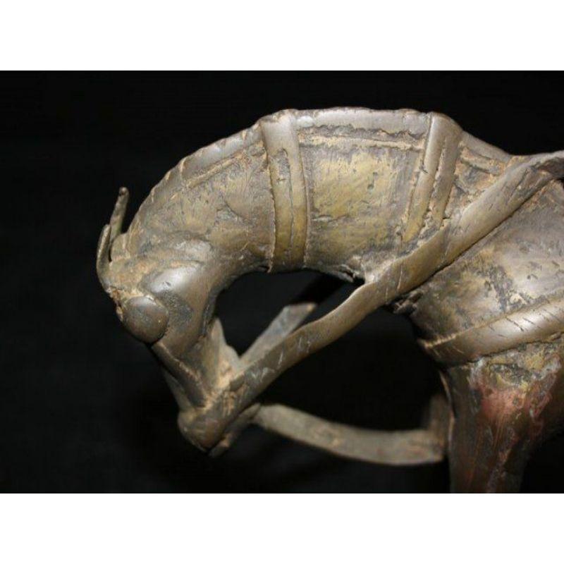 Animal cheval de bronze Asie ( ?). Les dimensions sont de 16 cm de haut, 23 cm de large et 7 cm de profondeur ; époque estimée fin XIX ème.

Informations complémentaires :
Matériau : Bronze.