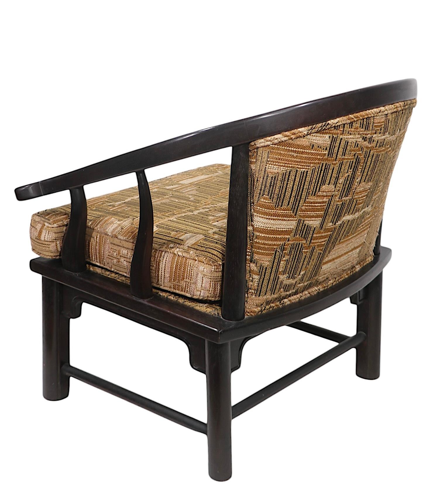 Tissu d'ameublement Chaise longue chinoise moderne en fer à cheval par Century Furniture après Mont en vente