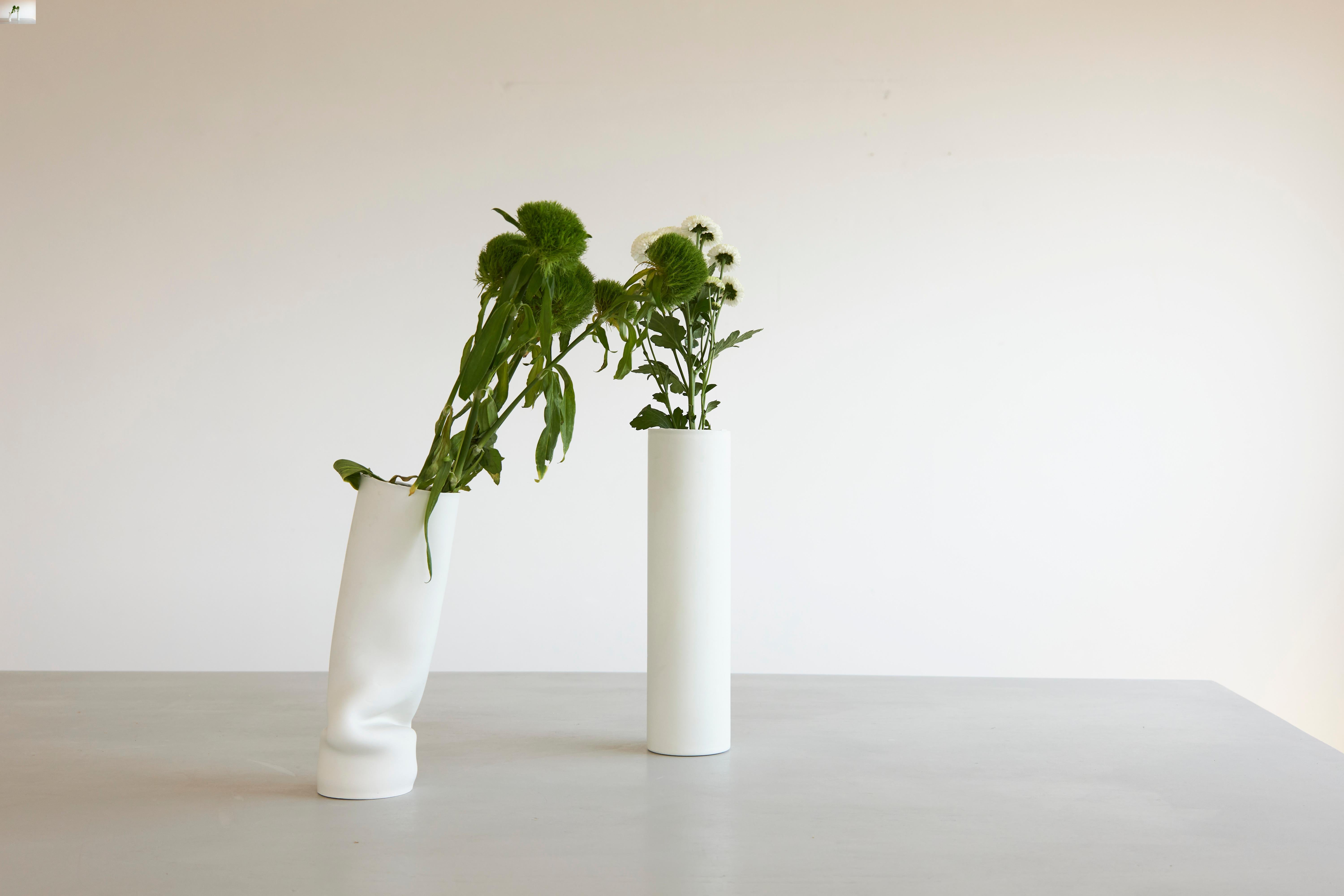 Asiago-Vase von Jenna Basso Pietrobon
Abmessungen: D 8,5 x H 32 cm
MATERIALIEN: Keramisch.


Jenna Basso Pietrobon, geboren 1986, ist eine Künstlerin, die sich in ihren Arbeiten mit gesellschaftlichen Themen auseinandersetzt und dabei ihre