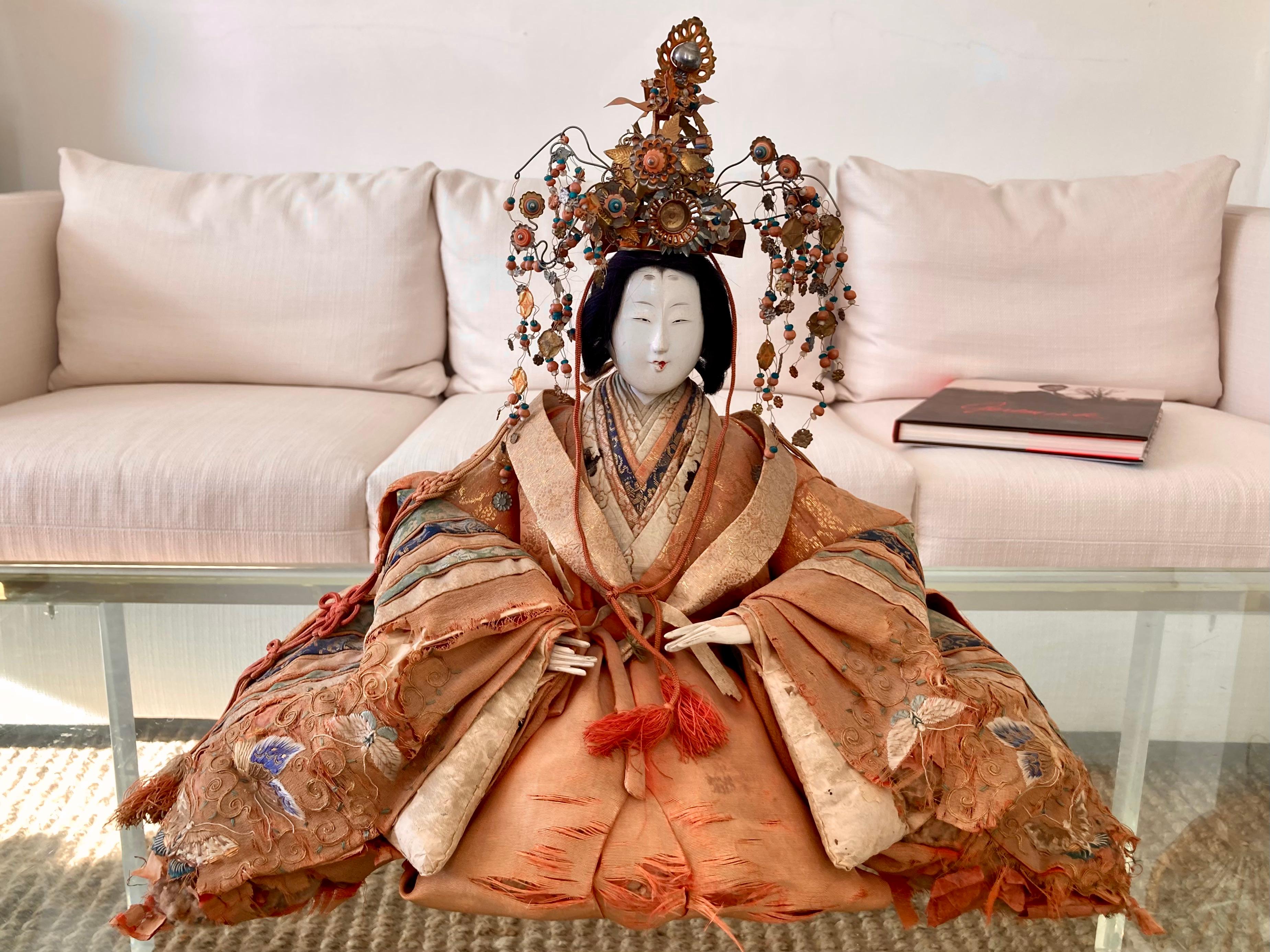 Schöne asiatische Ningyo-Puppe aus dem 19. Jahrhundert mit Kopfkleid. Tolle textile Details. Eine schöne Ergänzung für Ihre klassisch asiatisch inspirierten Innenräume und Tischplatten.