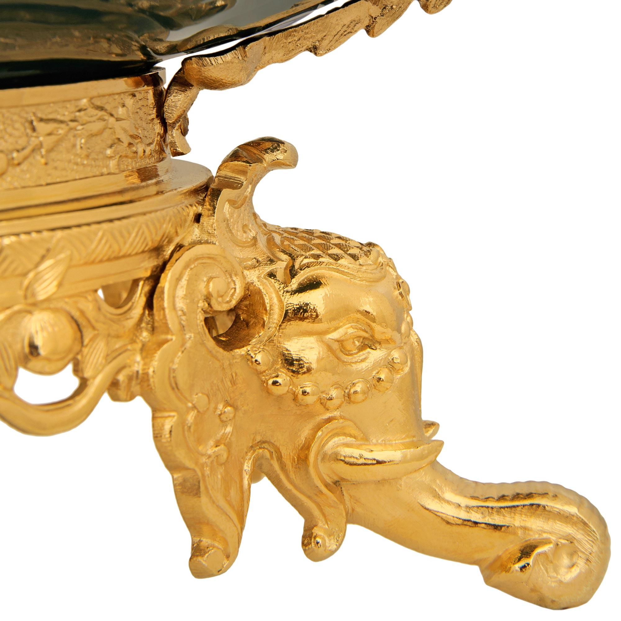 Asiatischer Tafelaufsatz aus Porzellan des 19. Jahrhunderts und Ormolu aus dem Louis XVI. im Angebot 6