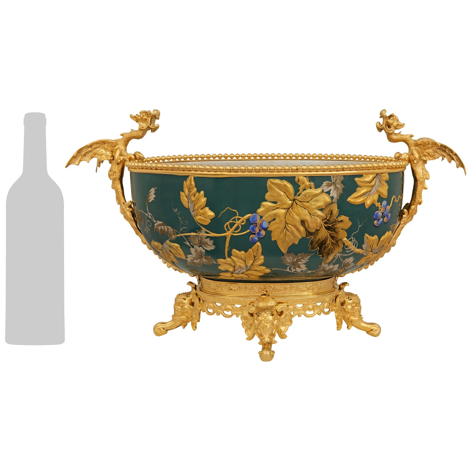 Eine elegante und hochwertige asiatische 19. Jahrhundert Porzellan und Französisch Louis XVI st. Ormolu montiert Tafelaufsatz. Dieses hübsche und äußerst dekorative ovale Gefäß steht auf einem durchbrochenen Chinoiserie-Sockel aus Ormolu, der von