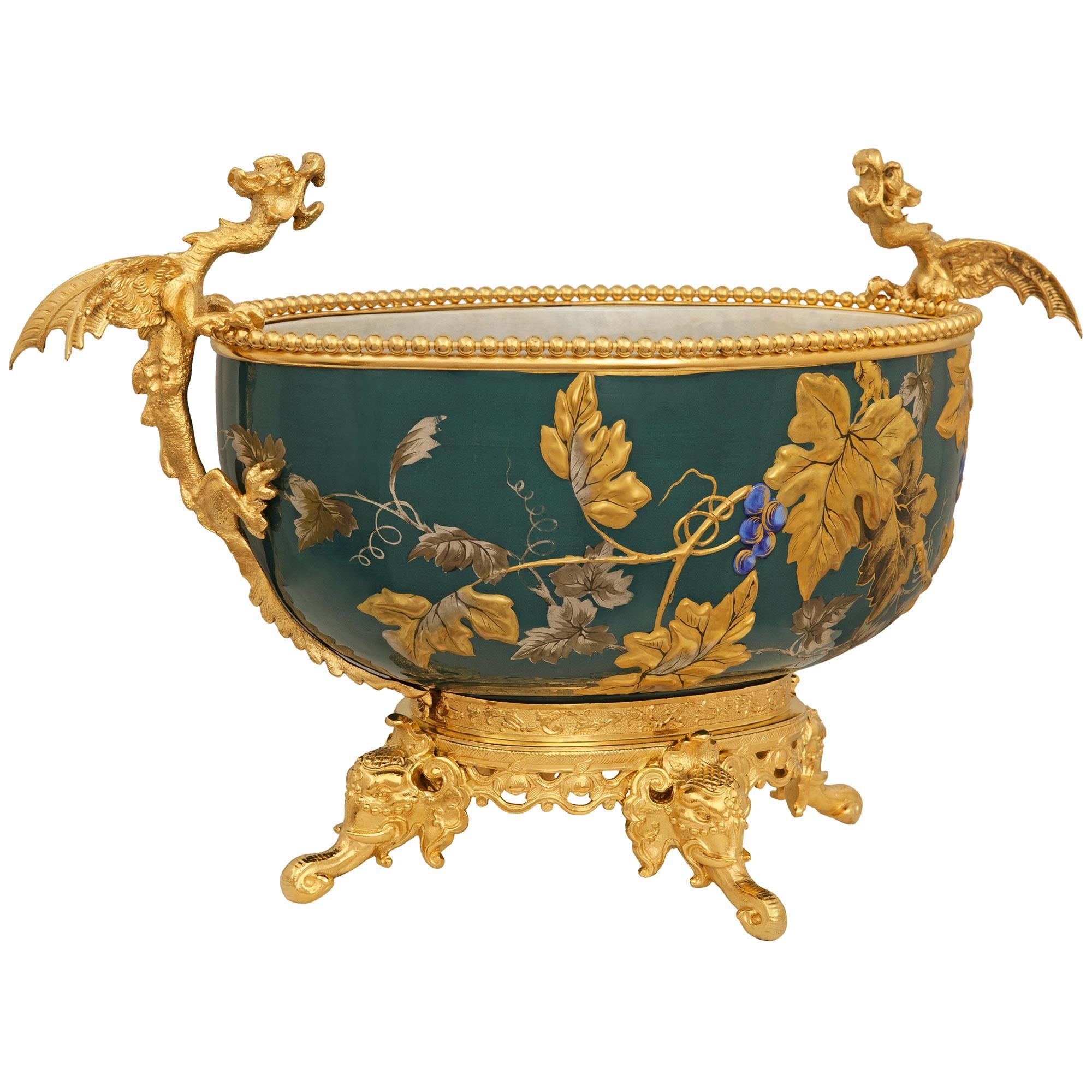 Asiatischer Tafelaufsatz aus Porzellan des 19. Jahrhunderts und Ormolu aus dem Louis XVI. (Französisch) im Angebot