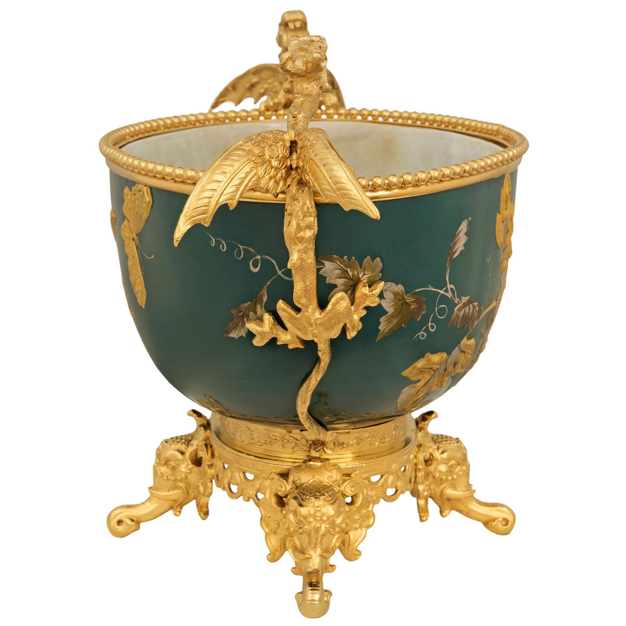 Asiatischer Tafelaufsatz aus Porzellan des 19. Jahrhunderts und Ormolu aus dem Louis XVI. im Zustand „Gut“ im Angebot in West Palm Beach, FL