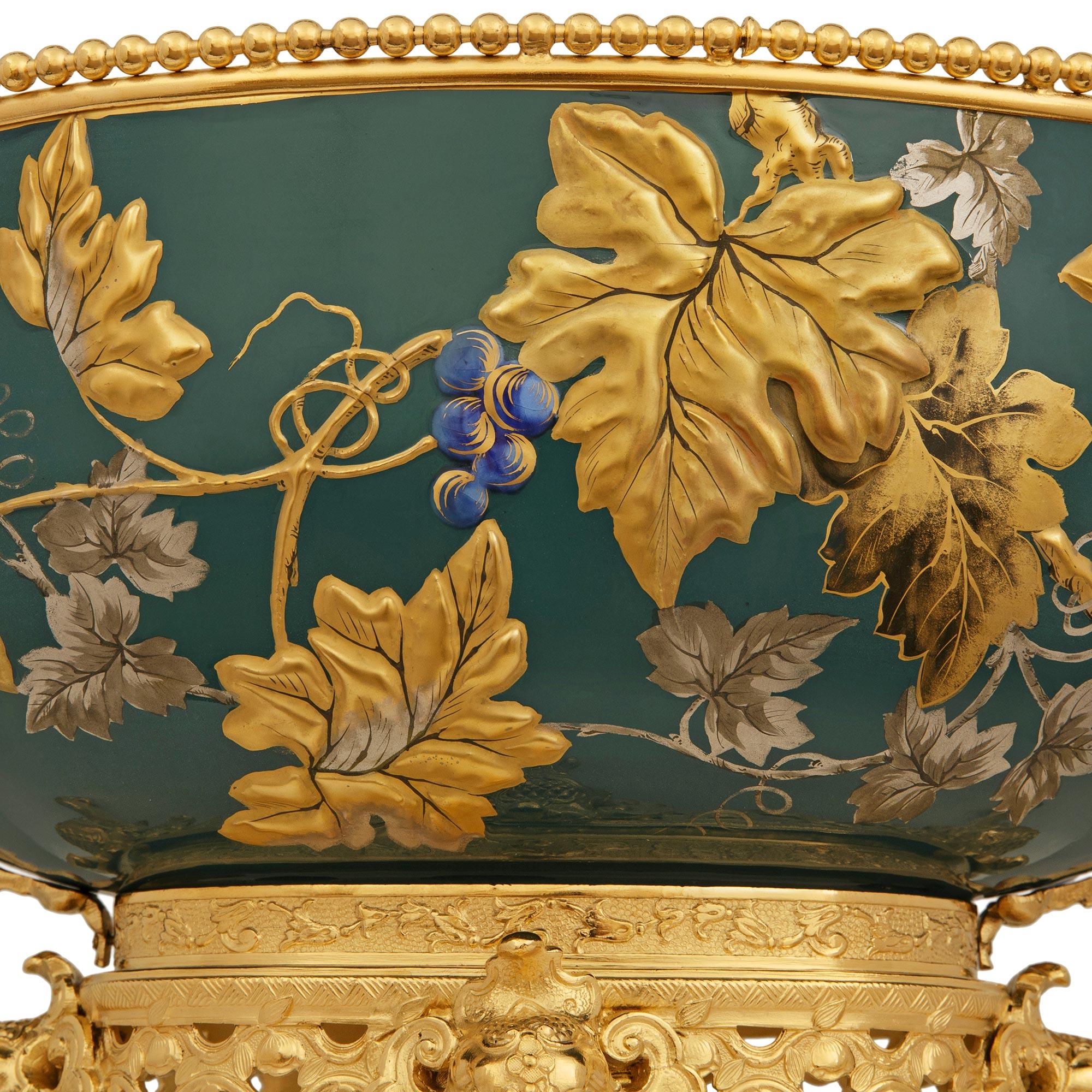 Asiatischer Tafelaufsatz aus Porzellan des 19. Jahrhunderts und Ormolu aus dem Louis XVI. im Angebot 2