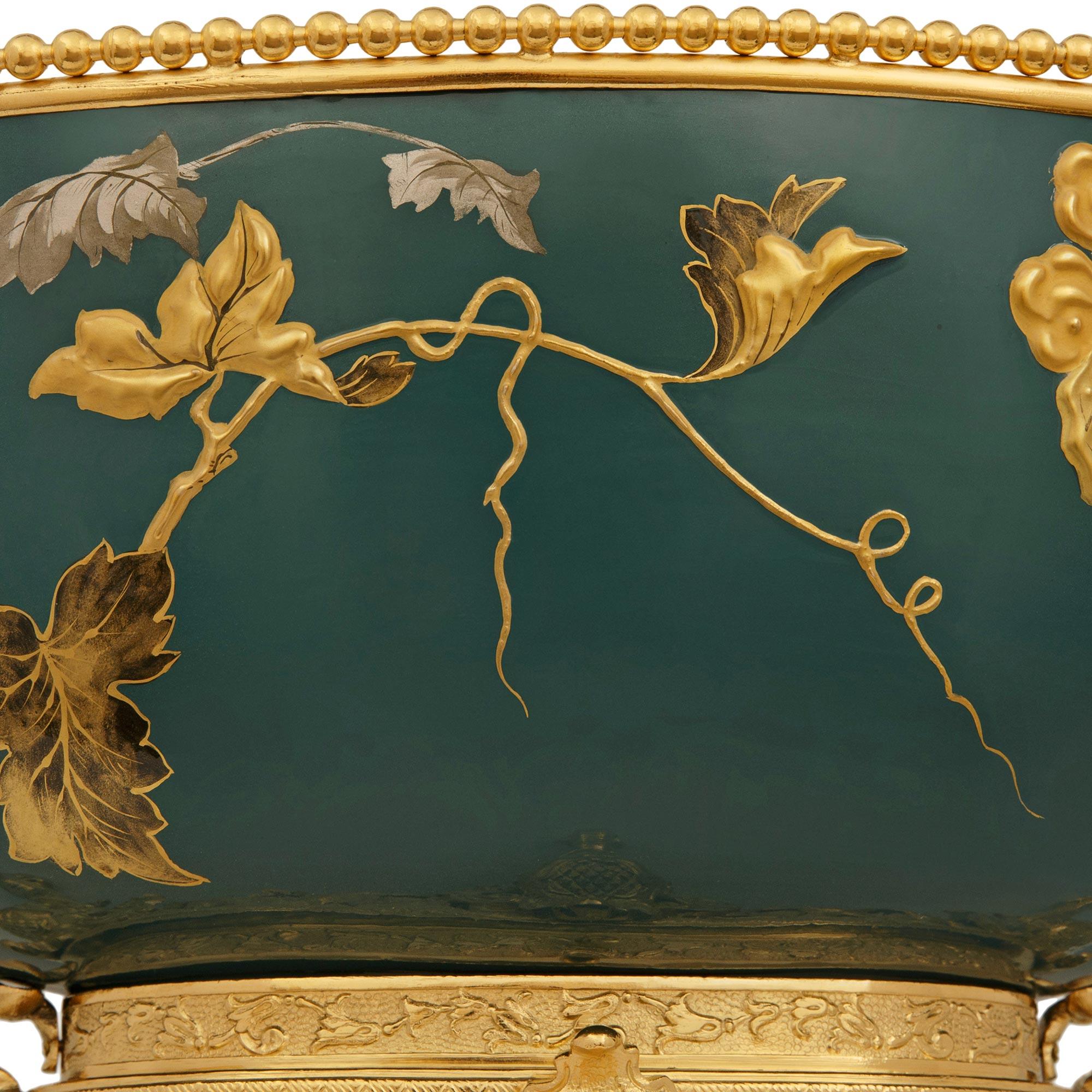 Asiatischer Tafelaufsatz aus Porzellan des 19. Jahrhunderts und Ormolu aus dem Louis XVI. im Angebot 3