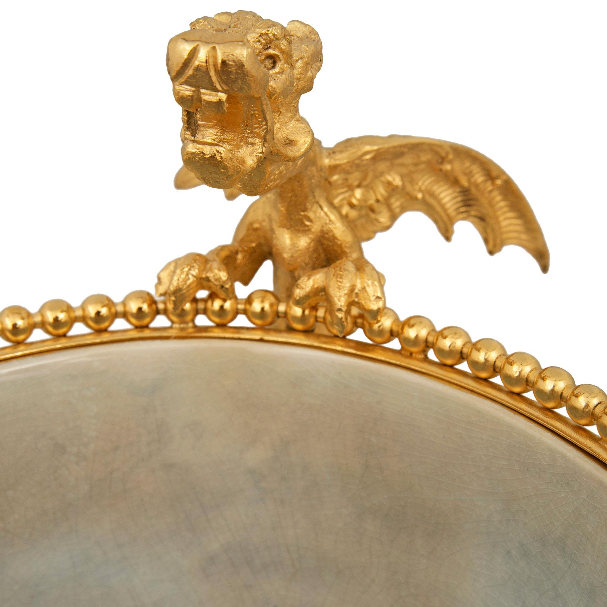 Asiatischer Tafelaufsatz aus Porzellan des 19. Jahrhunderts und Ormolu aus dem Louis XVI. im Angebot 5